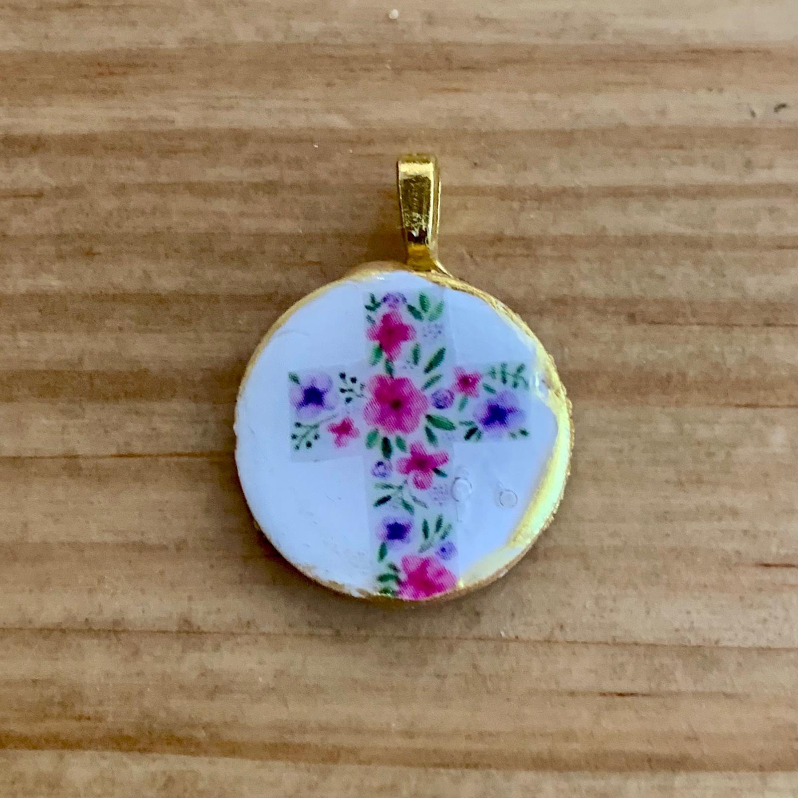 COLLAR CORDON MEDALLA REDONDA CRUZ FLOREADA