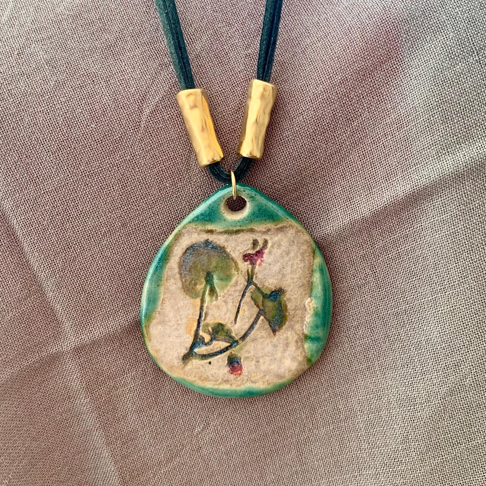 COLLAR LARGO CERAMICA VERDE CON FLOR