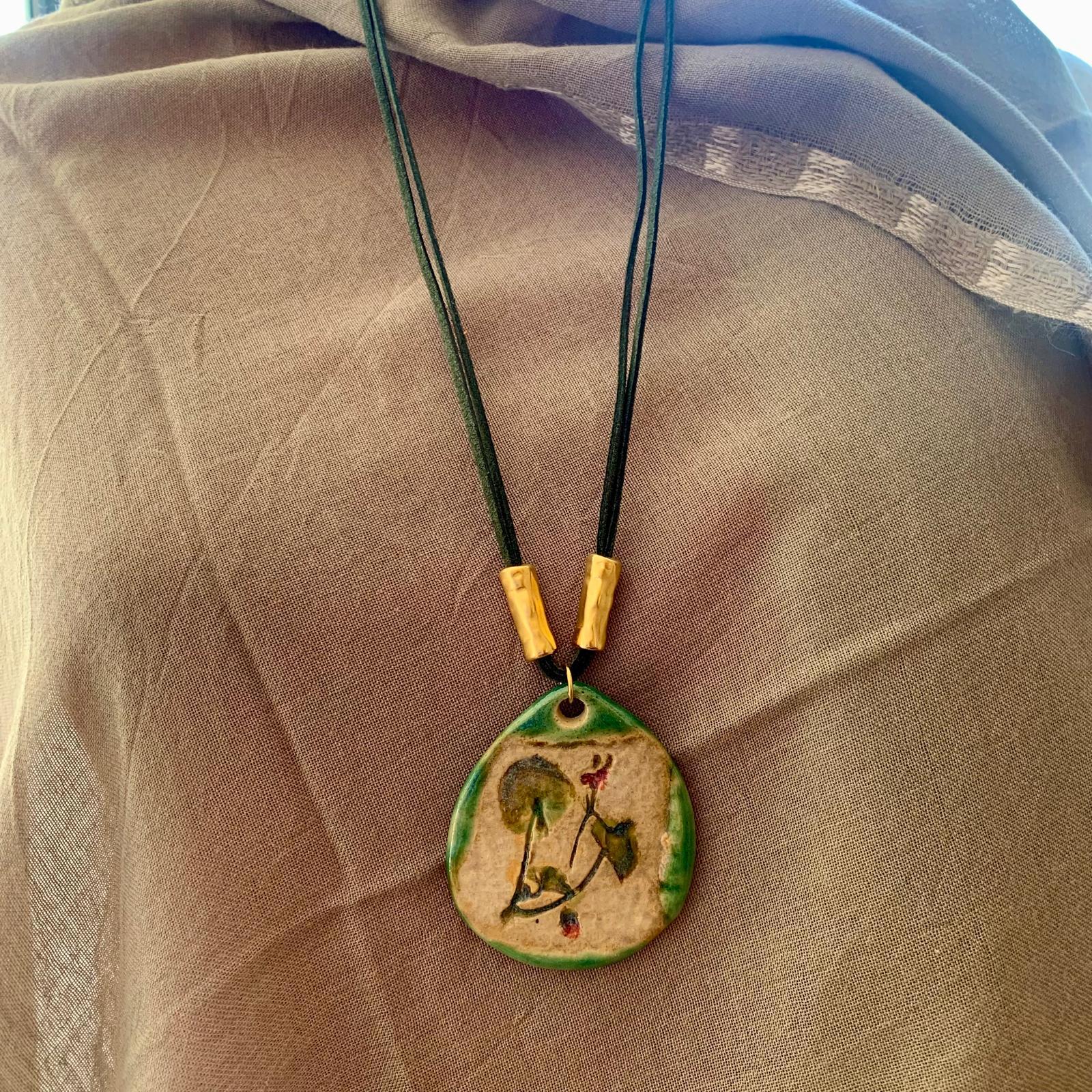 COLLAR LARGO CERAMICA VERDE CON FLOR