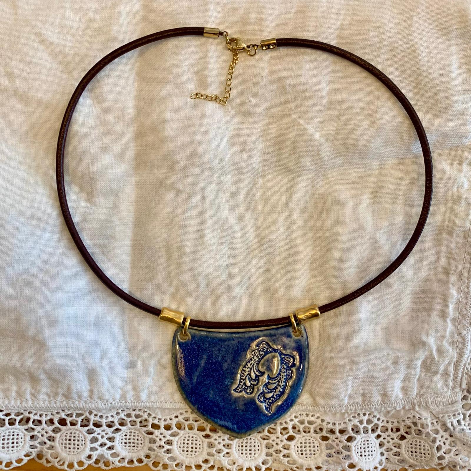 COLLAR CORTO CERAMICA AZUL CORAZON ALAS
