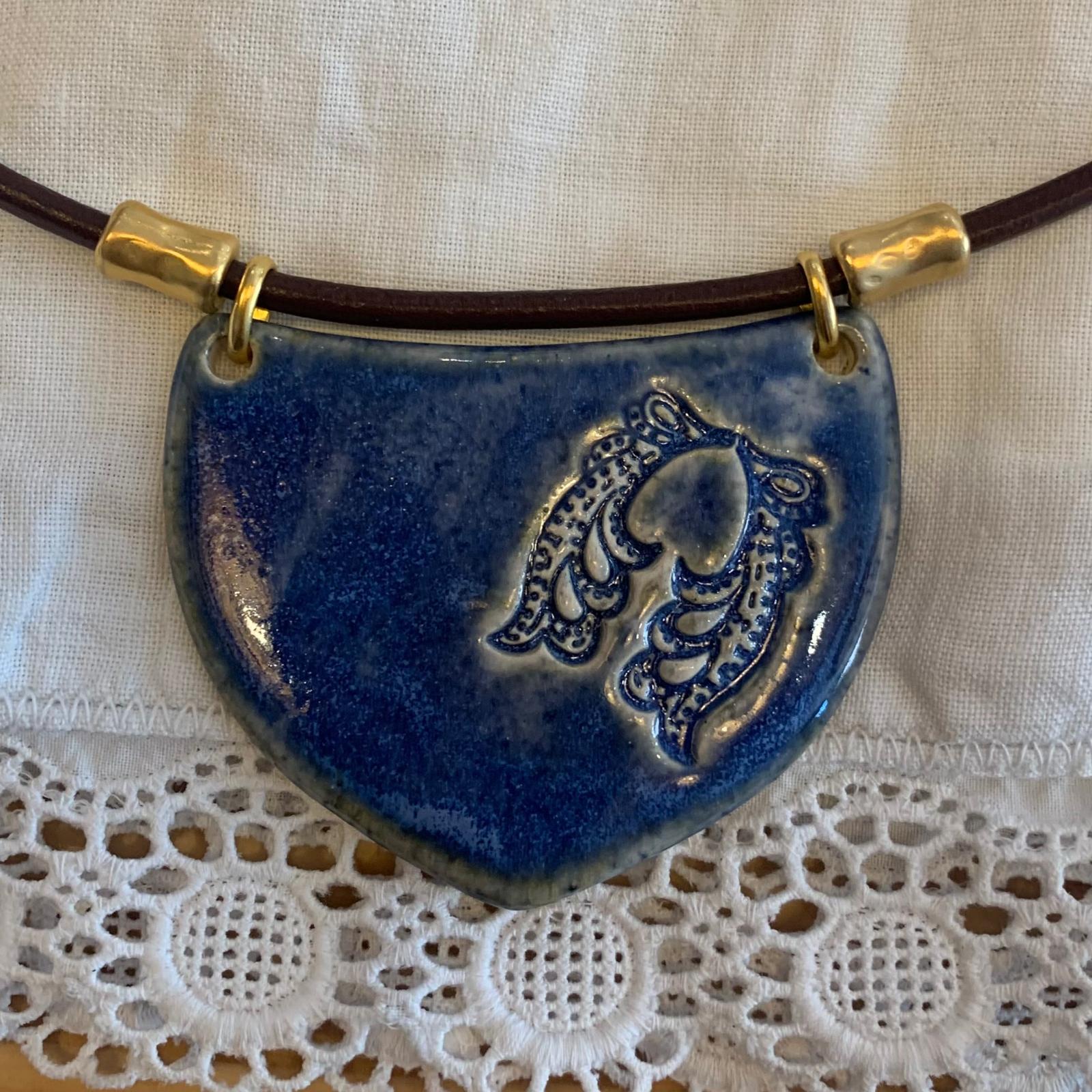 COLLAR CORTO CERAMICA AZUL CORAZON ALAS