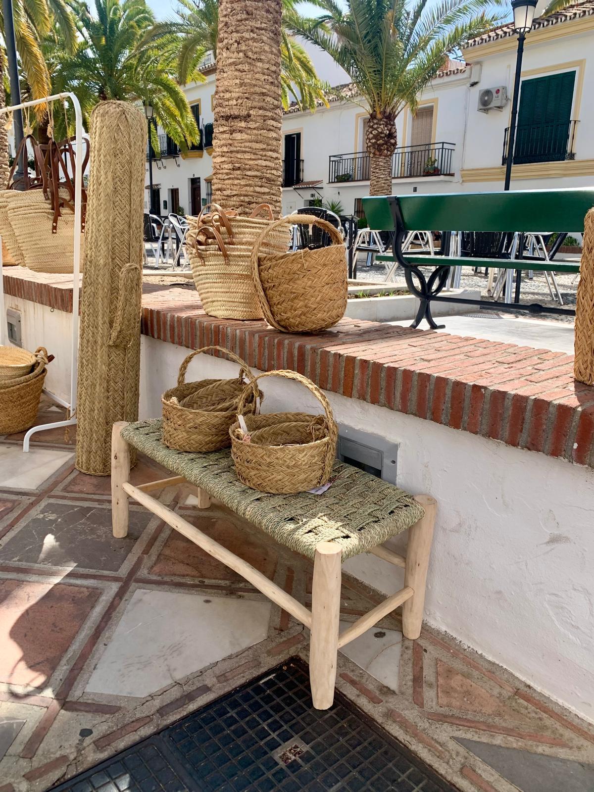 BANCO DOS PLAZAS Y CUATRO PATAS  ASIENTO PALMITO