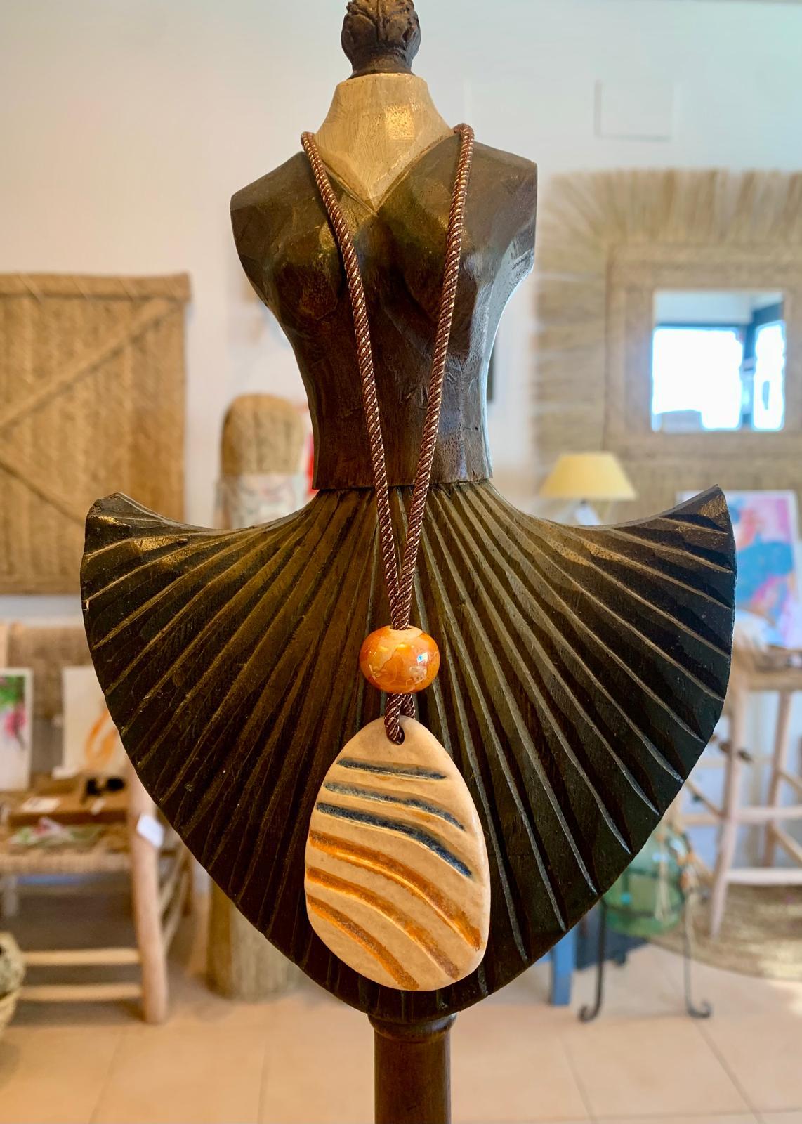 COLLAR LARGO CERAMICA RAYAS CON BOLA NARANJA