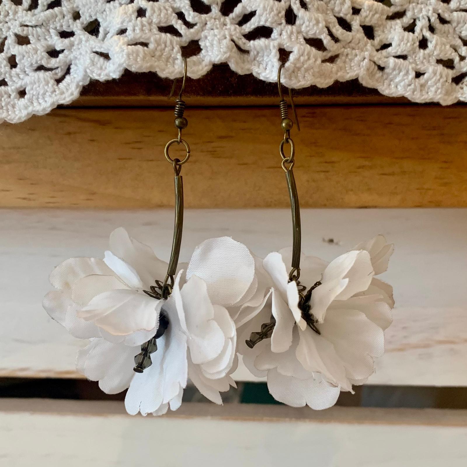 PENDIENTES FLOR BLANCA