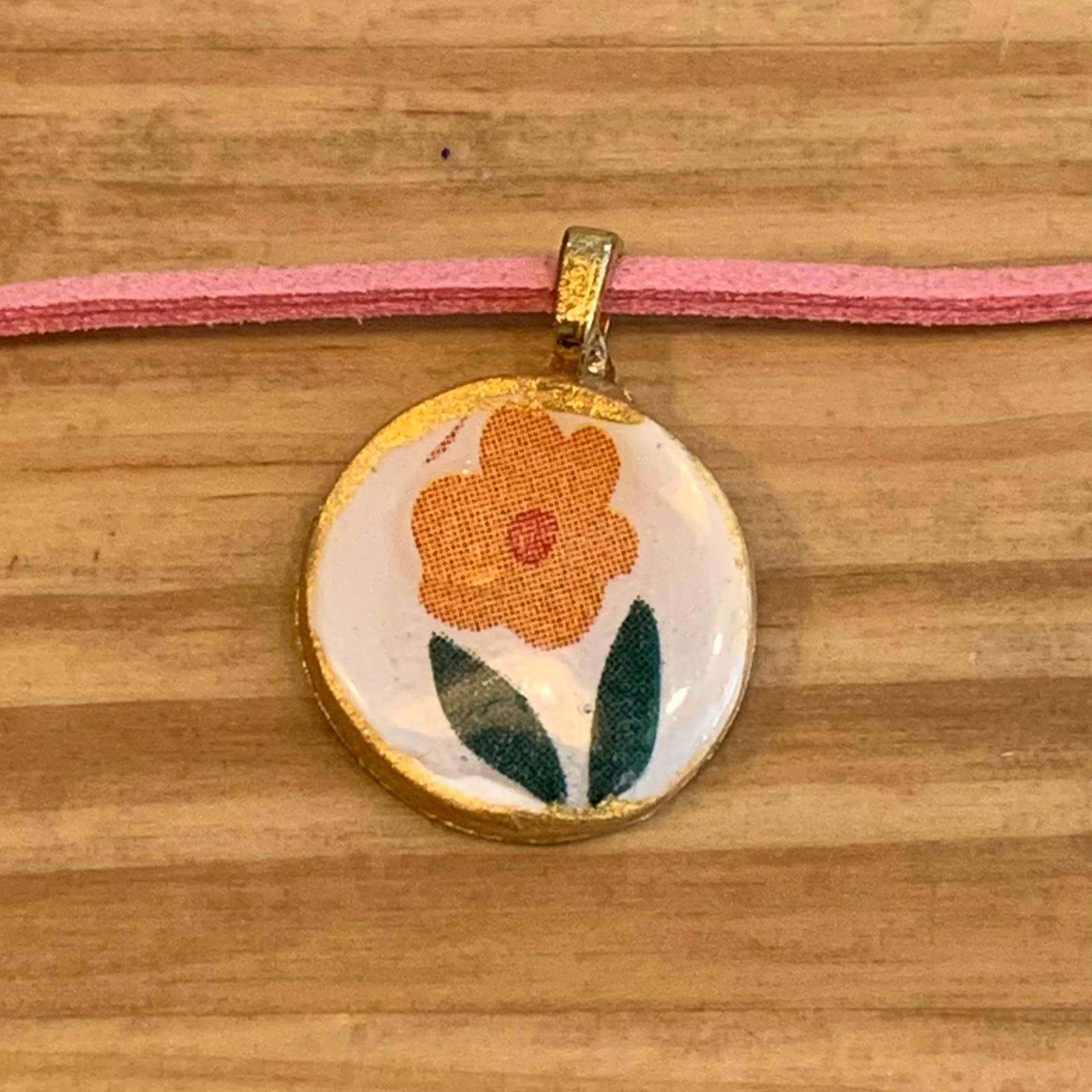 COLLAR CORDON MEDALLA REDONDA CLAVEL