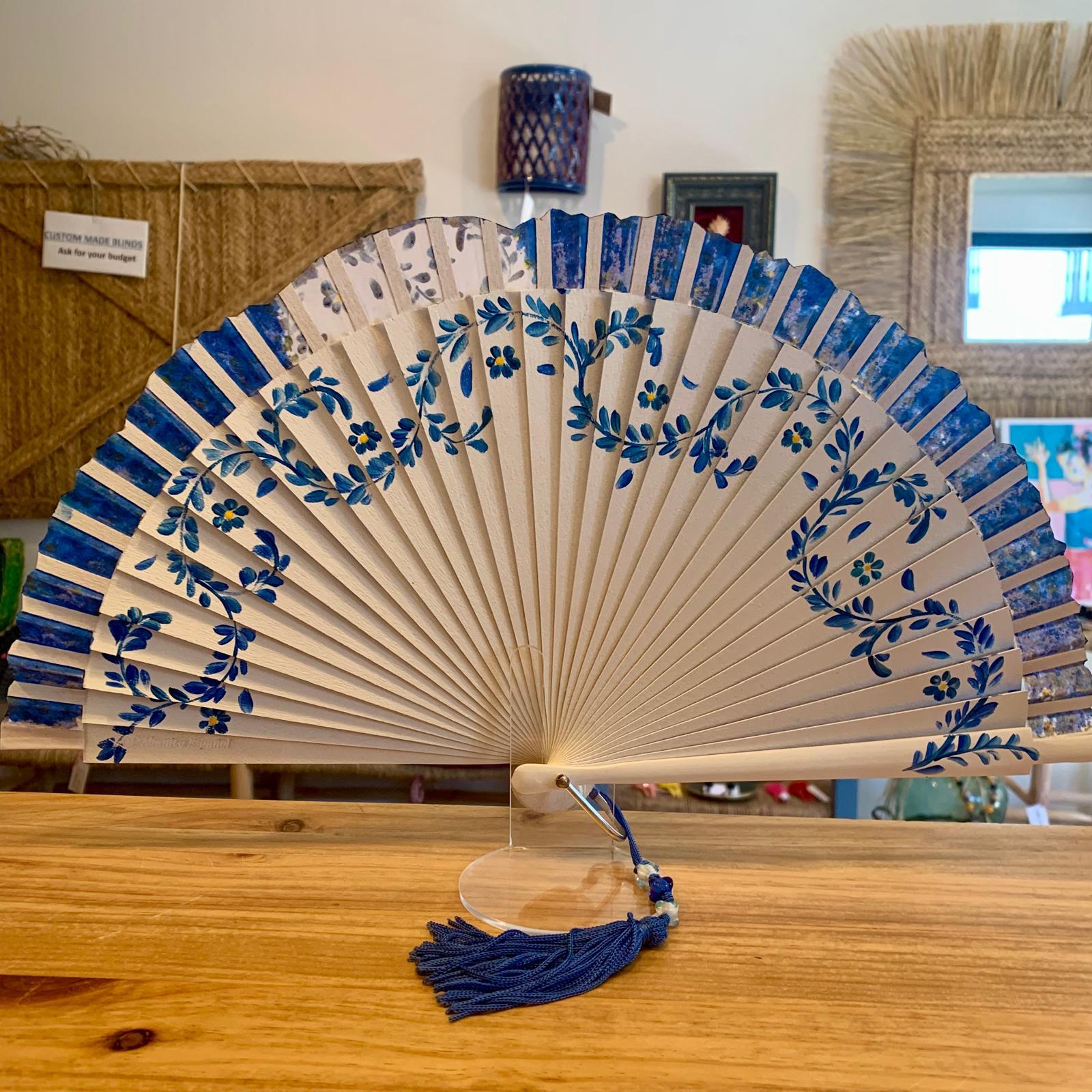 ABANICO FONDO BLANCO 22CM FLORES AZULES