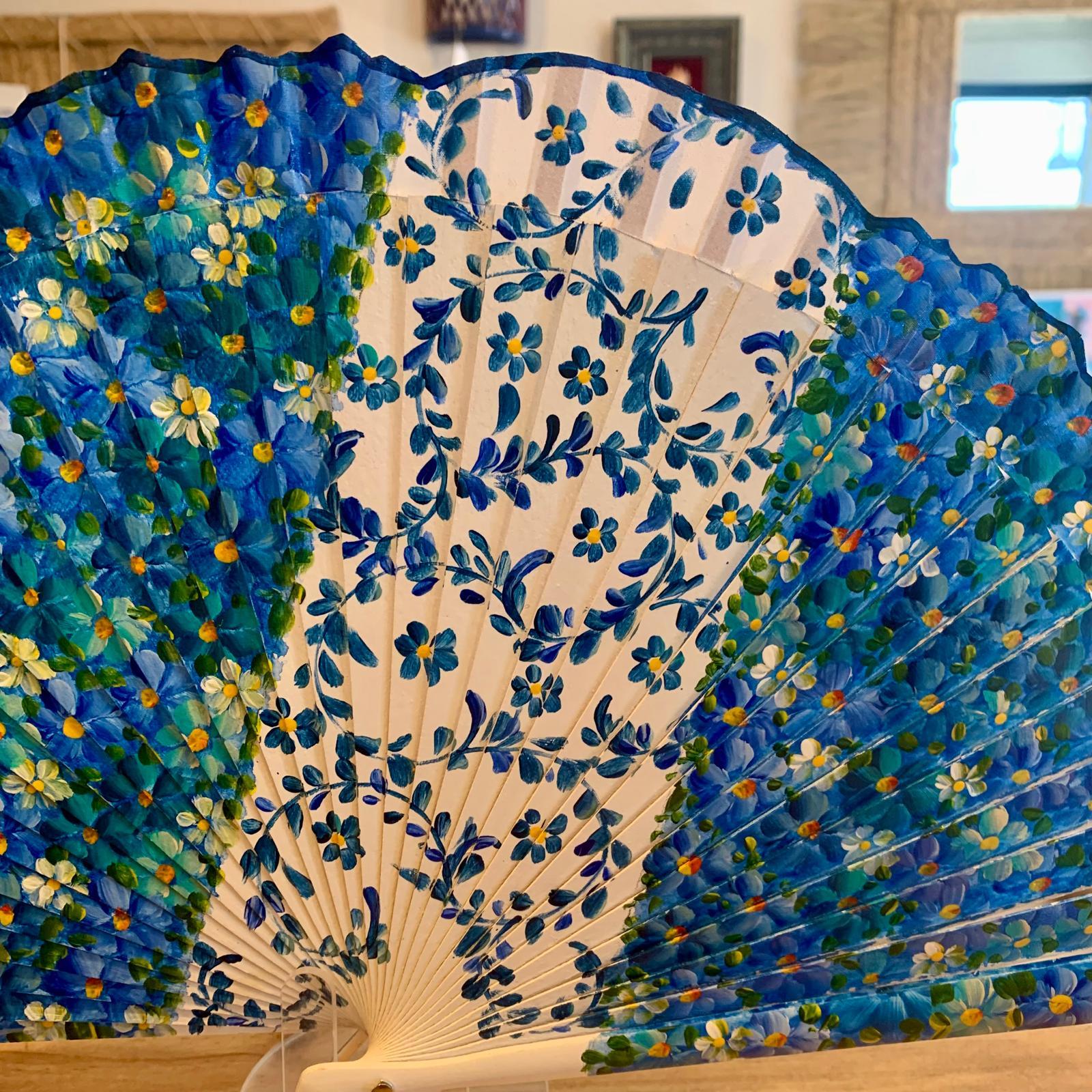 ABANICO FONDO BLANCO 22CM FLORES AZULES