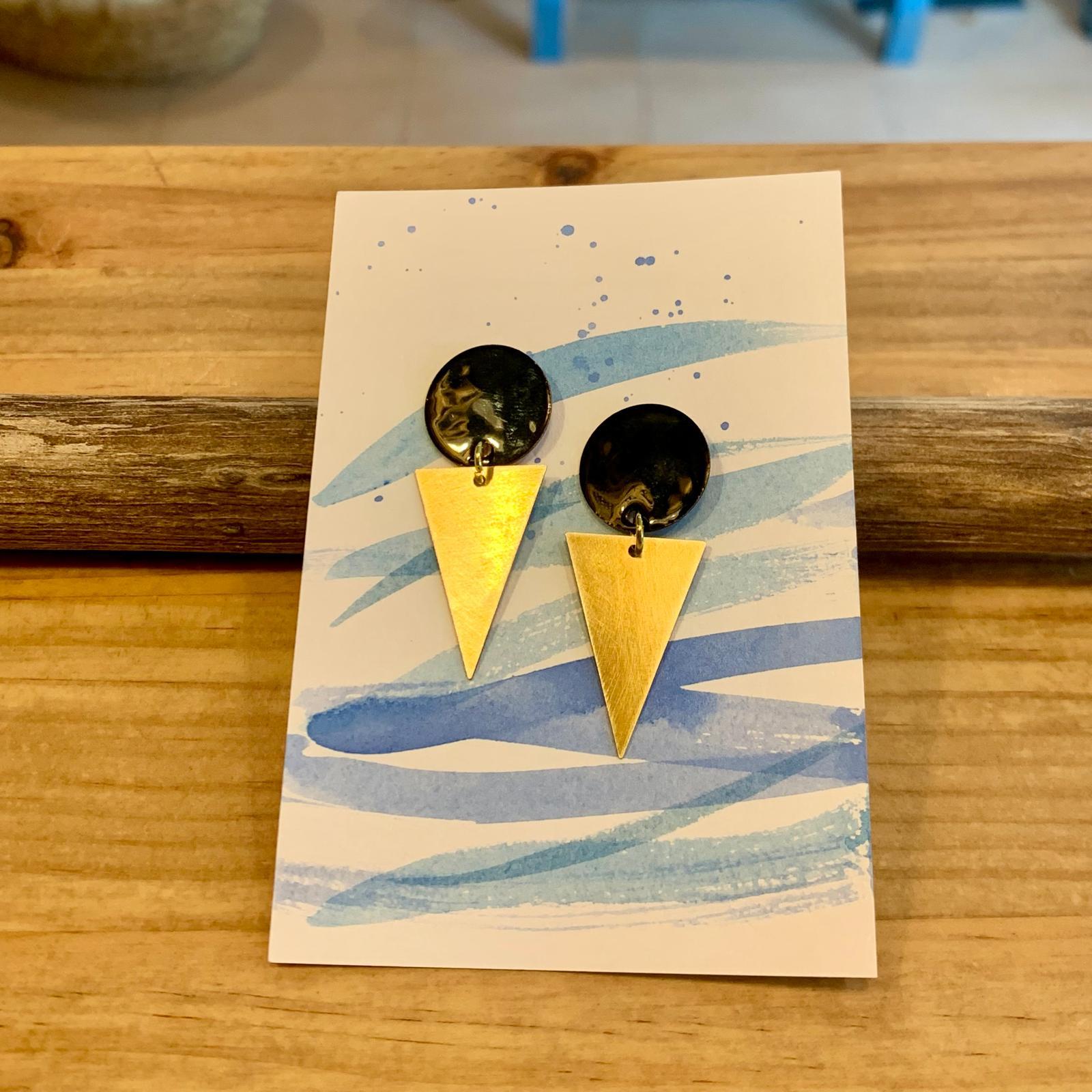 PENDIENTES ESMALTE NEGRO Y TRIANGULO