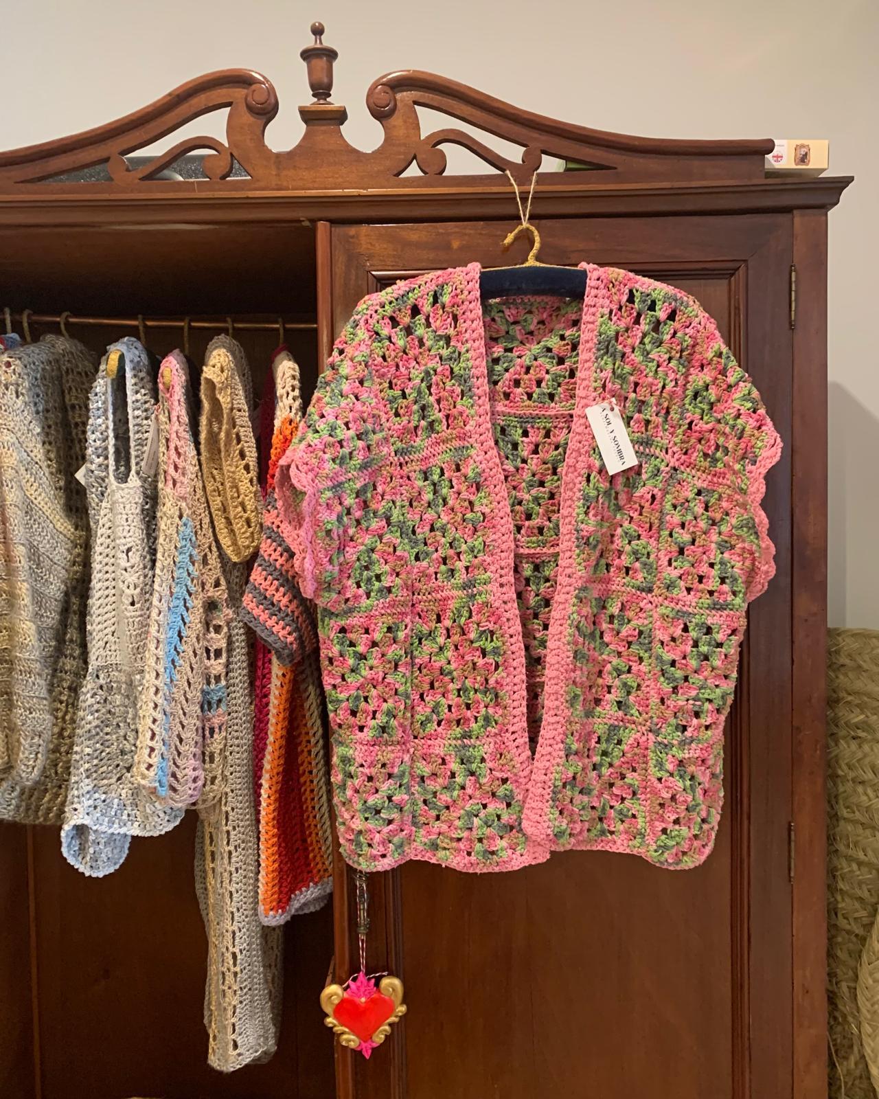 CHAQUETA CROCHET ROSA VERDE