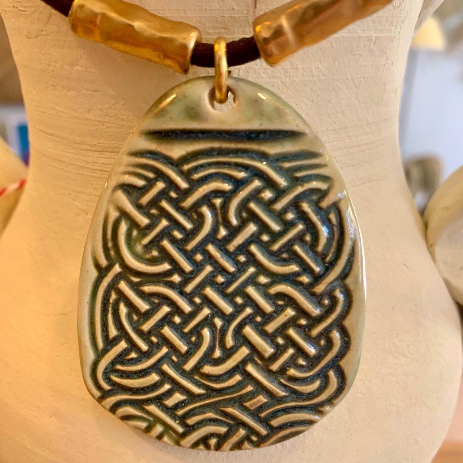 COLLAR CORTO CERAMICA VERDE GRABADO