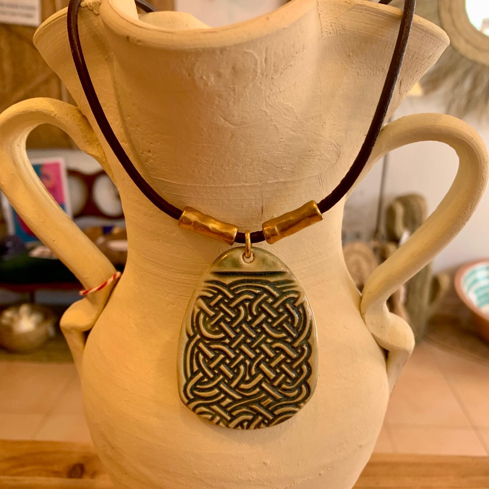 COLLAR CORTO CERAMICA VERDE GRABADO