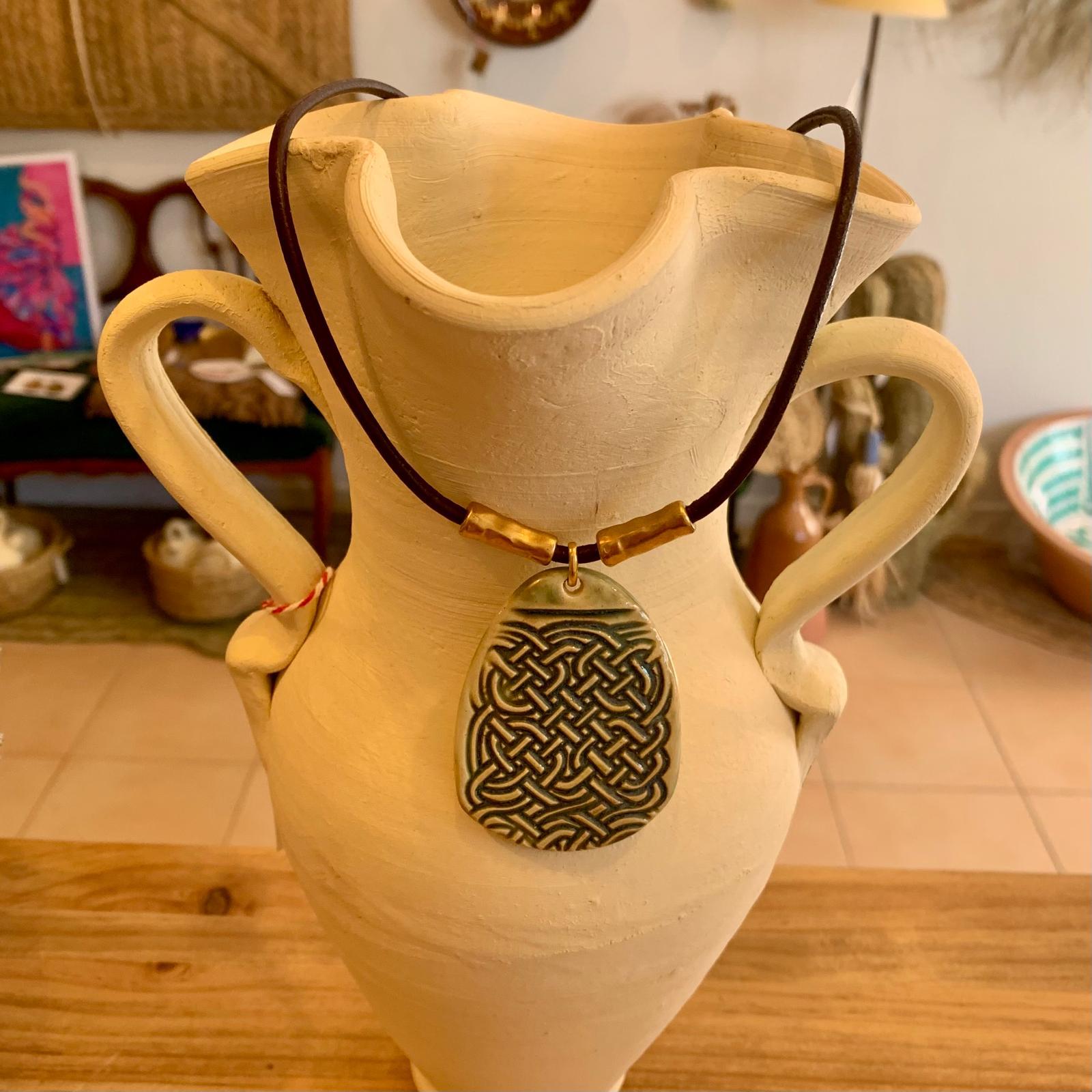 COLLAR CORTO CERAMICA VERDE GRABADO