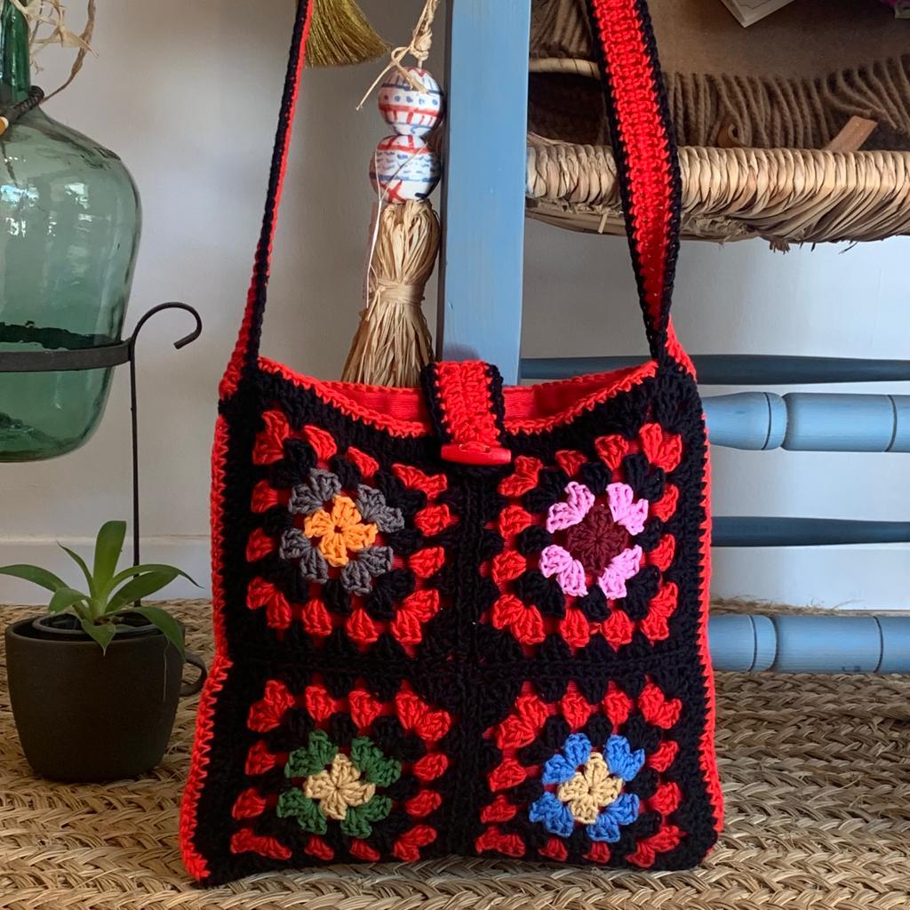 BOLSO CROCHET CUADRADO NEGRO Y ROJO