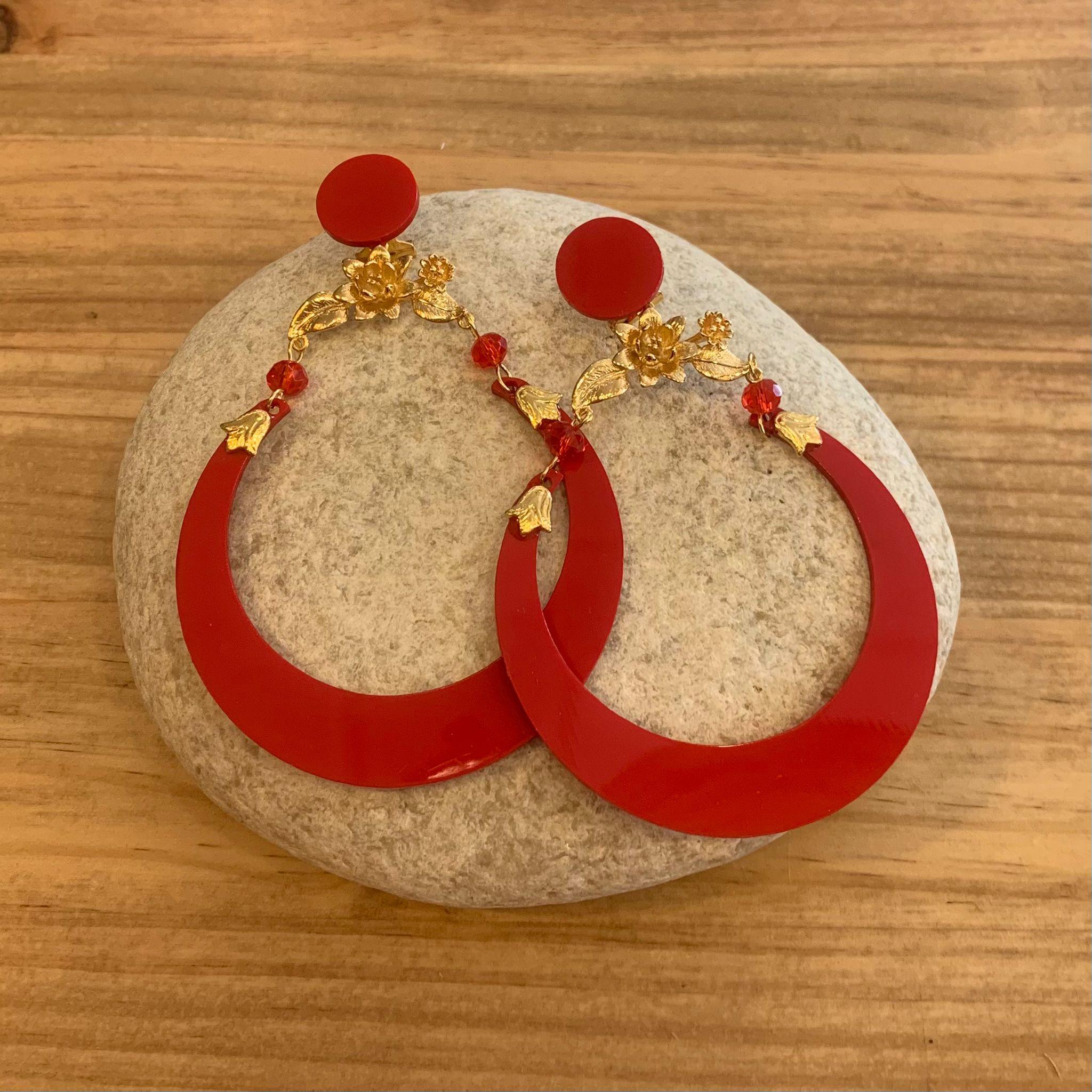 PENDIENTES ARO ROJO CON FLORES ORO