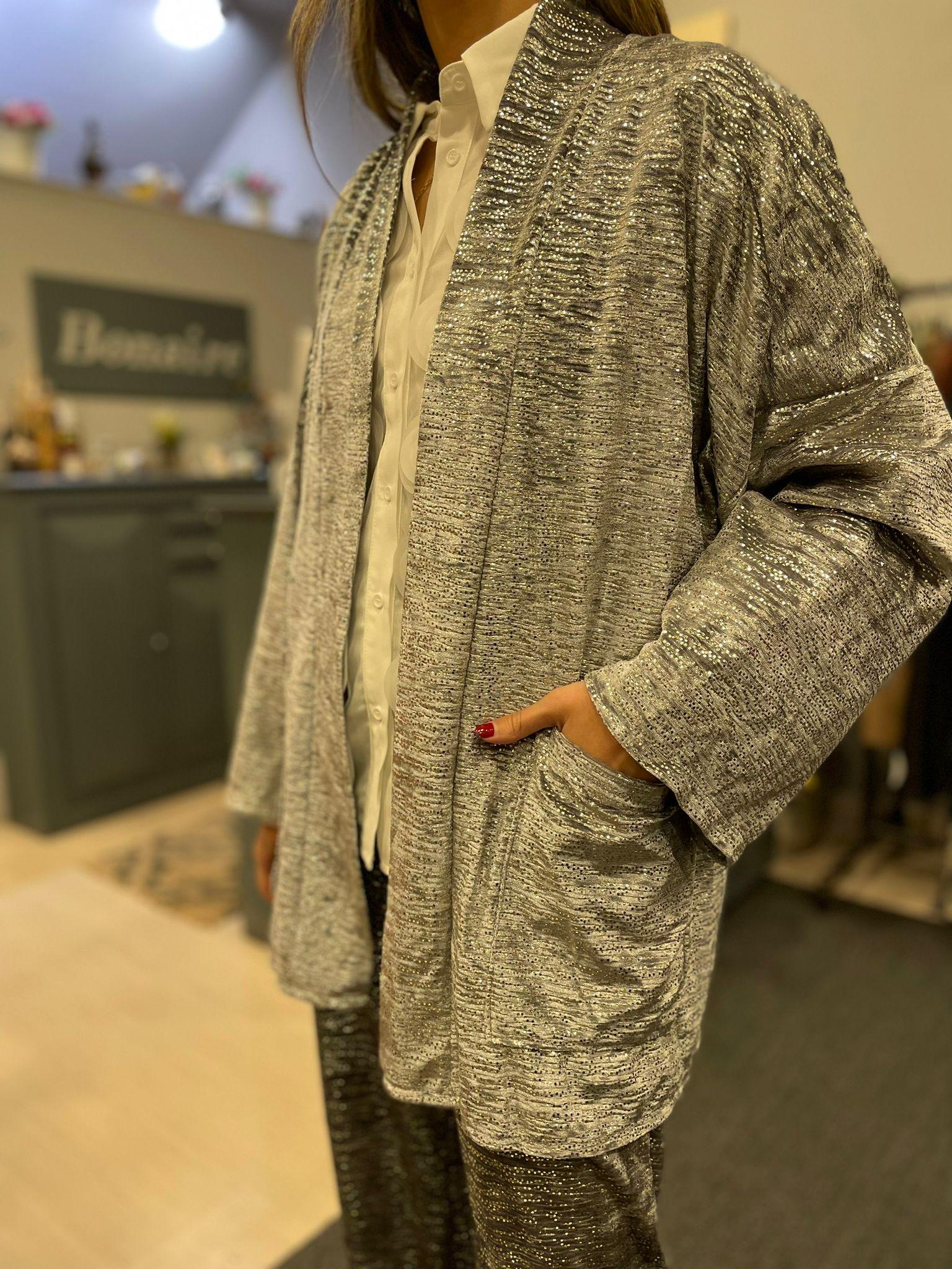 Kimono de terciopelo gris con detalles en plata..