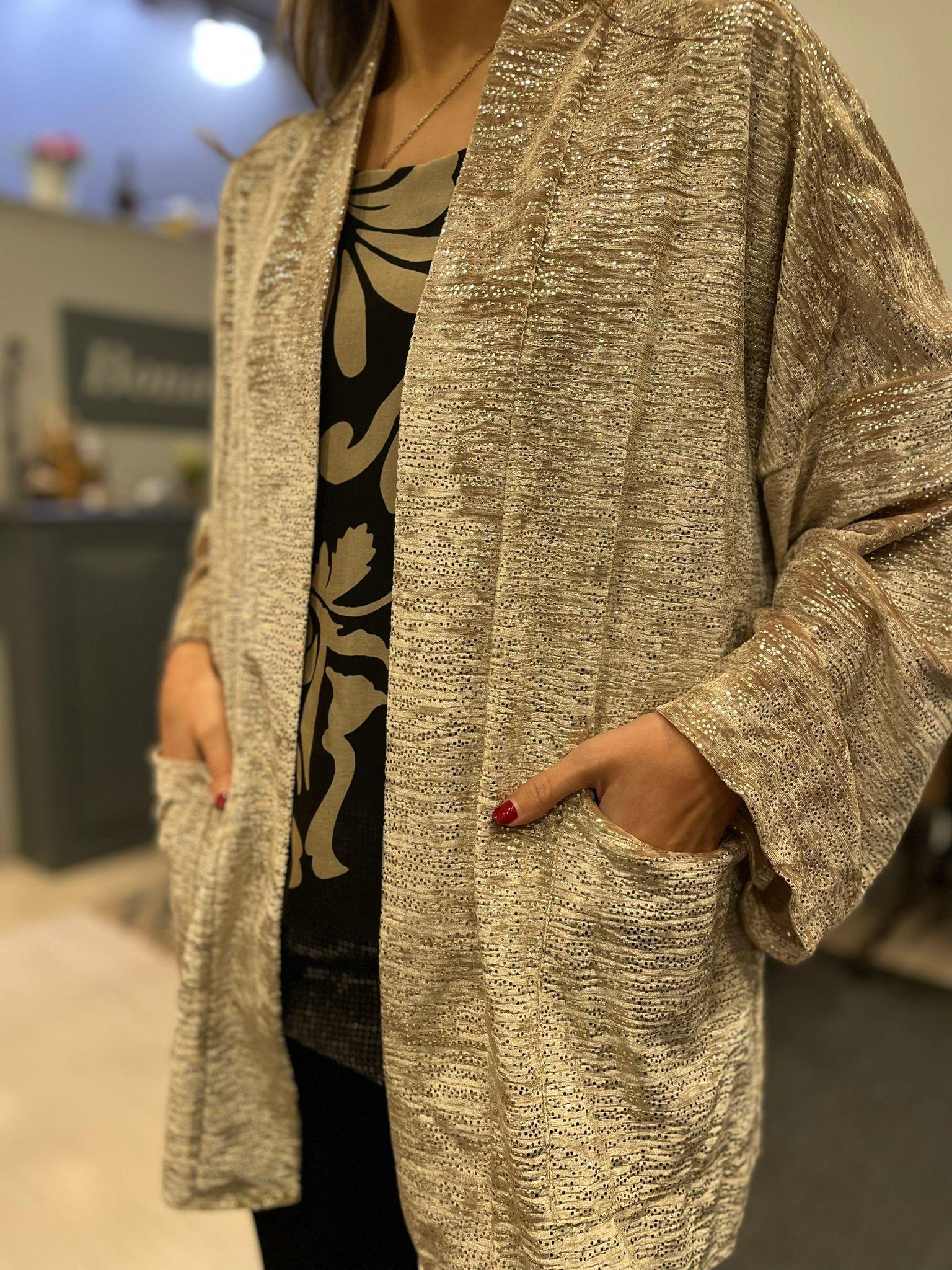 Kimono de terciopelo beige con detalles en plata.