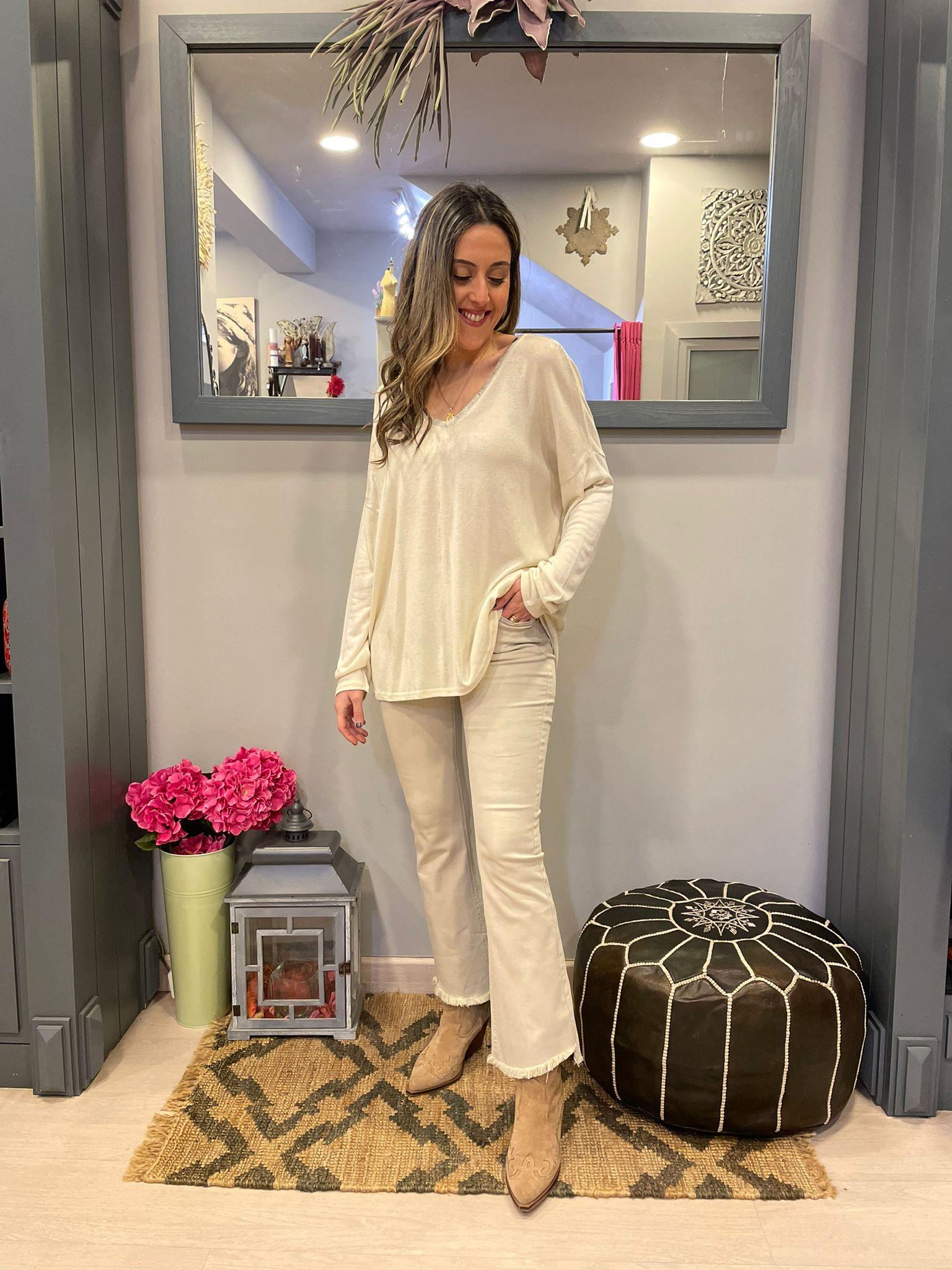 PANTALON FLARE CON ACABADO DESHILACHADO