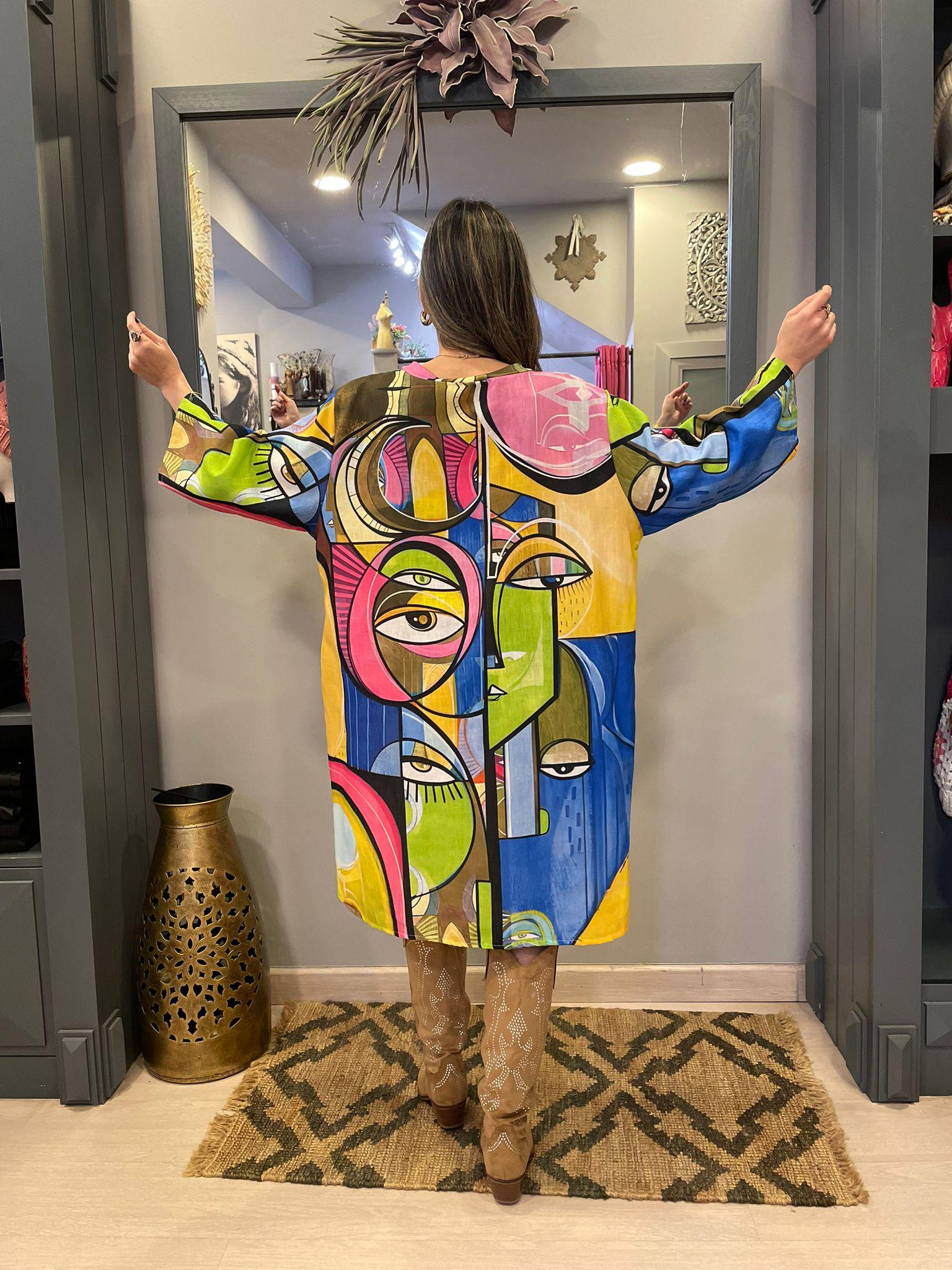 Vestido oversize estampado multicolor.