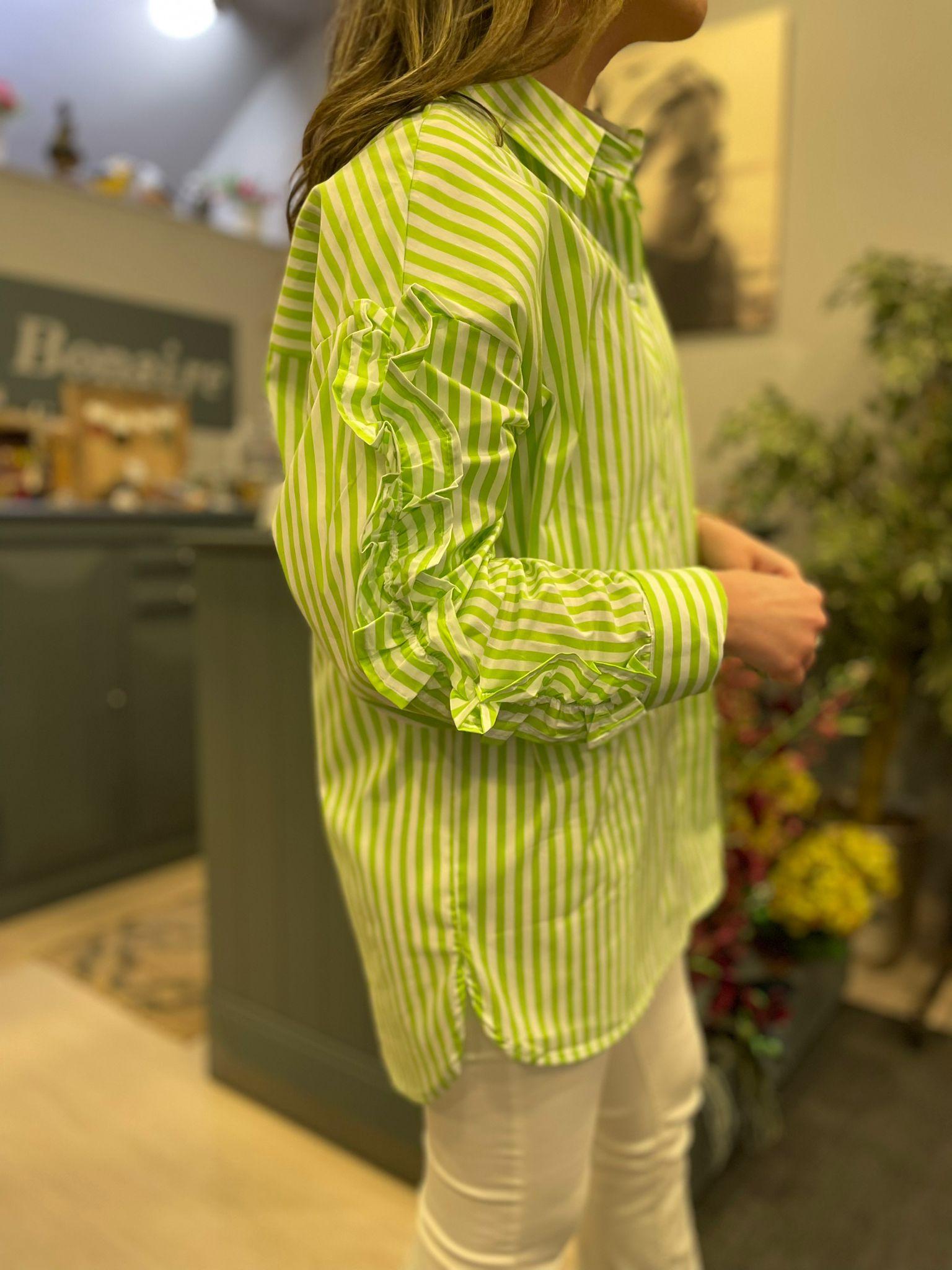 Camisa de rayas verde con volante en la manga.