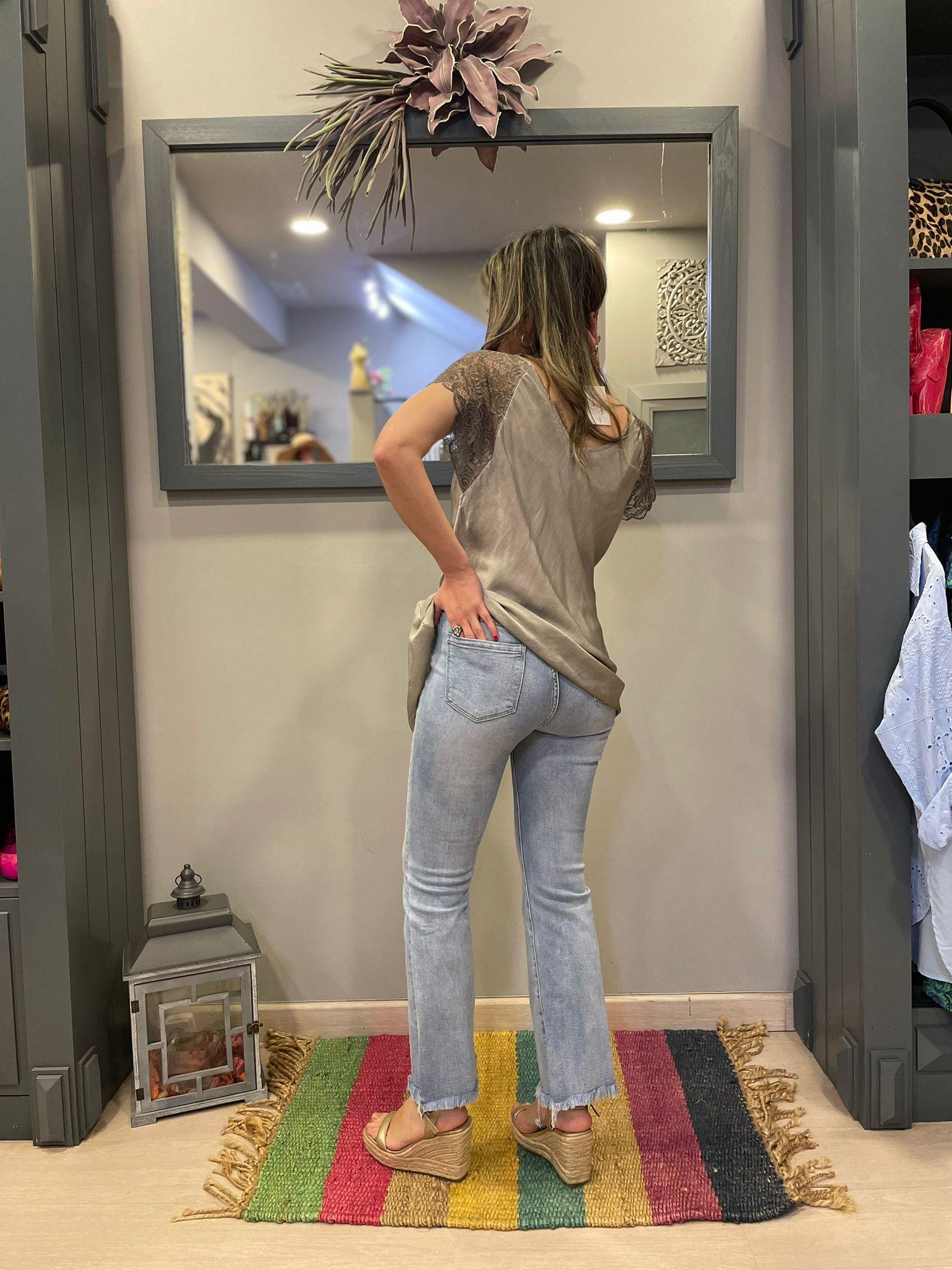 Pantalon vaquero claro elastico corte flare con el bajo desflecado. Bonaire