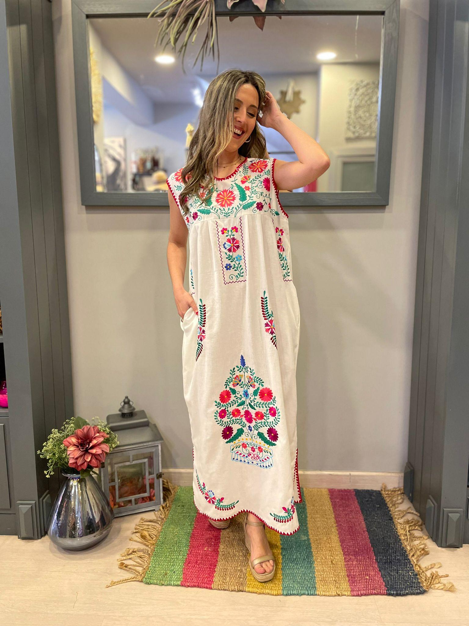 Vestido largo con bordados florales. Bonaire