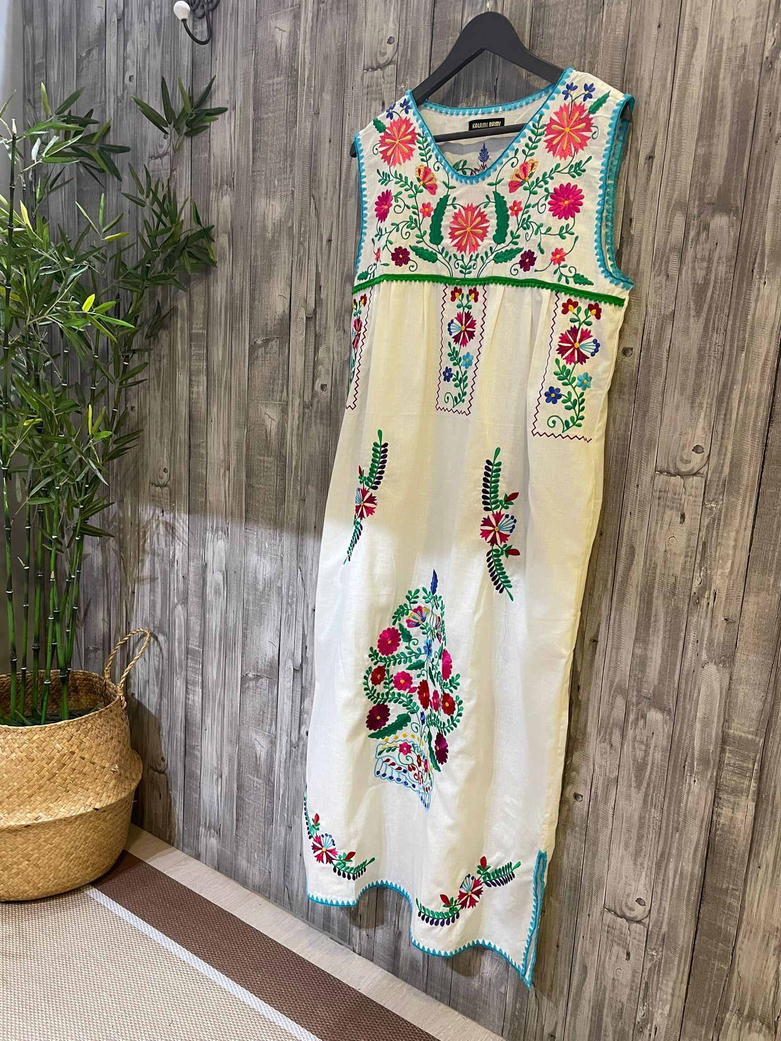 Vestido largo con bordados florales