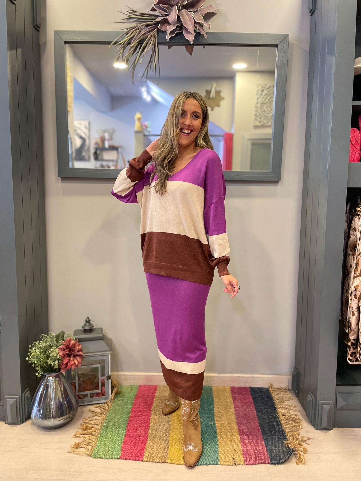 Conjunto de jersey y falda de punto en morado con dorado y marron