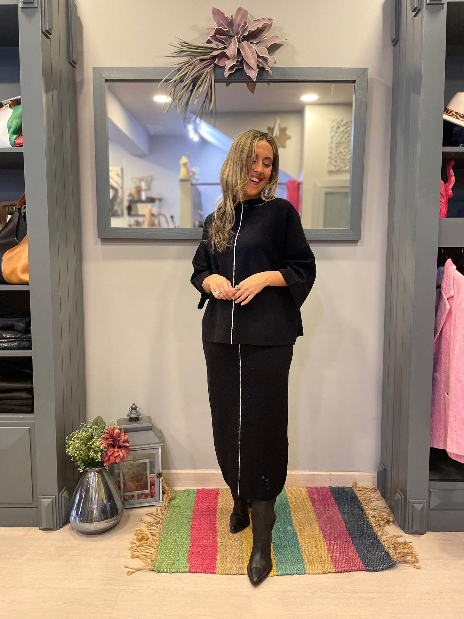 Conjunto de punto compuesto por falda y jersey negro con detalle en blanco