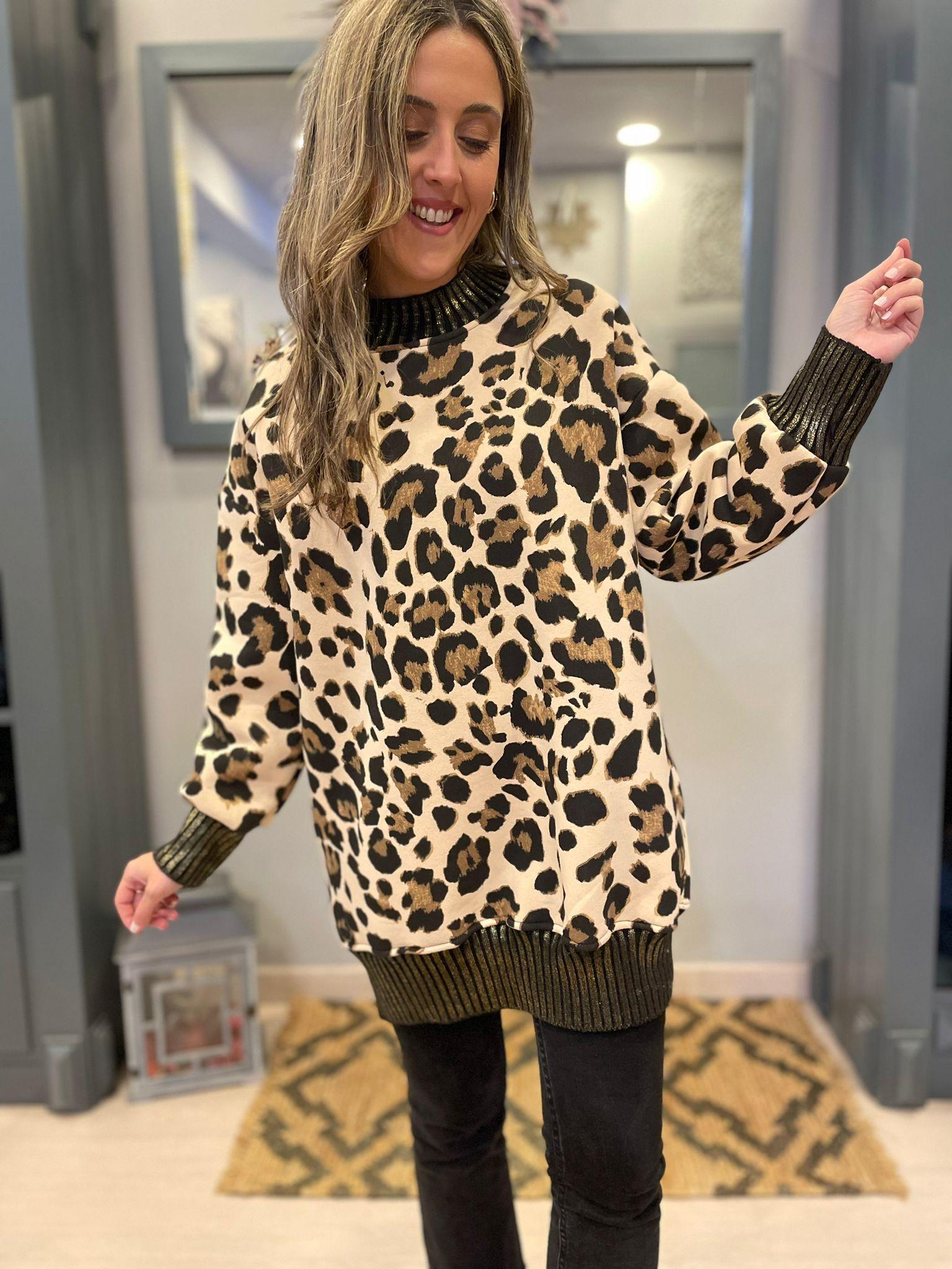 Sudadera estampado animal print con detalles dorados en cuello y puños