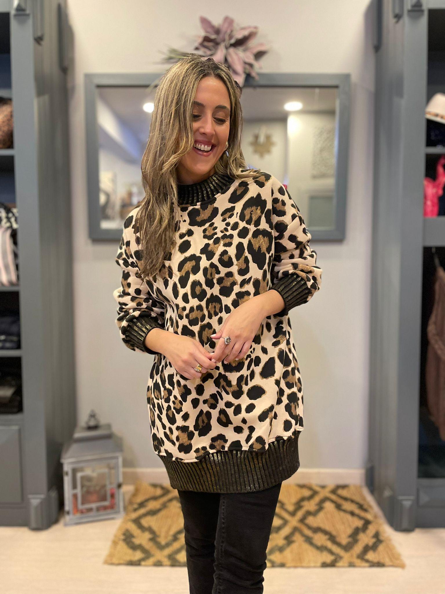 Sudadera estampado animal print con detalles dorados en cuello y puños
