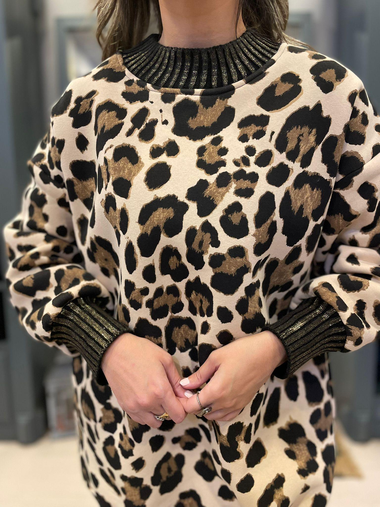 Sudadera estampado animal print con detalles dorados en cuello y puños