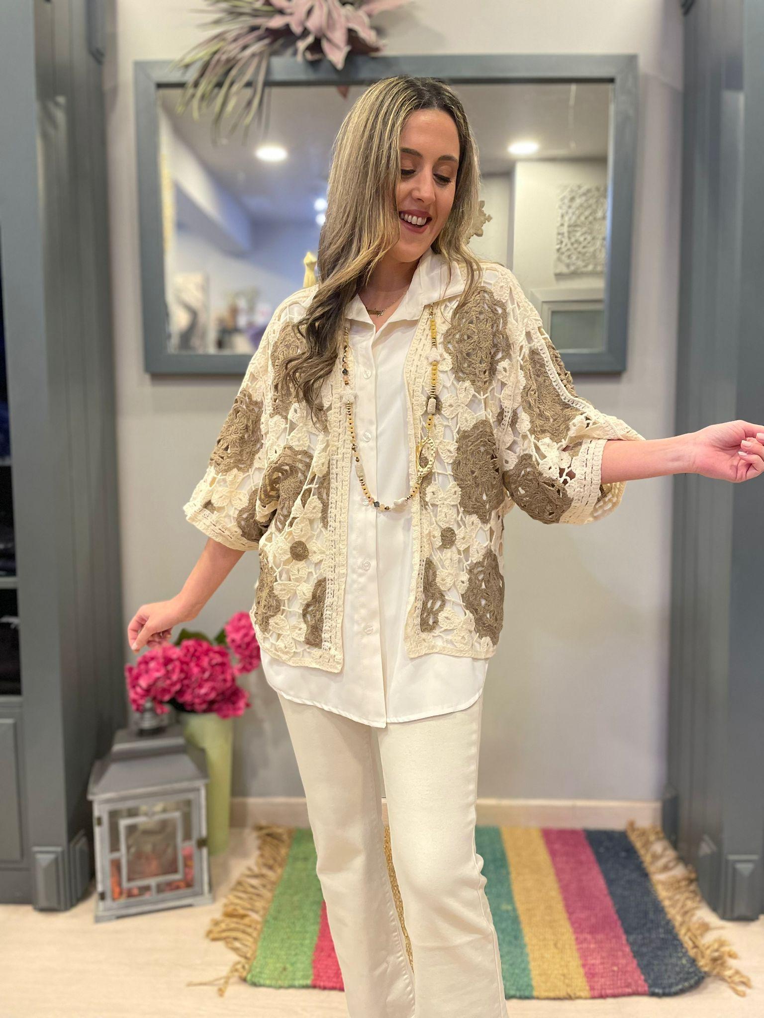Kimono calado de crochet.
