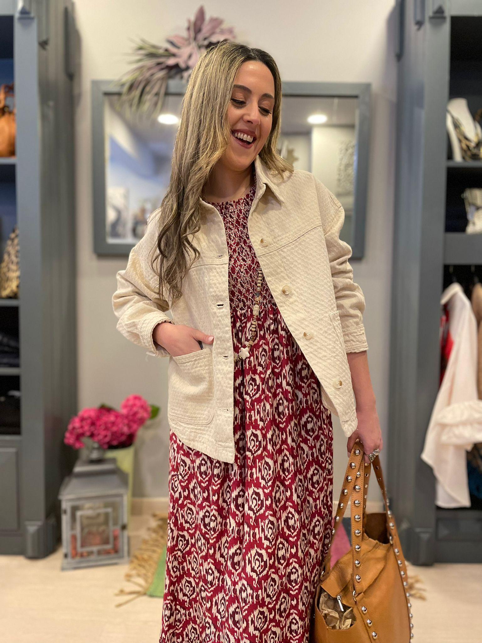 Sobrecamisa en tono beige.