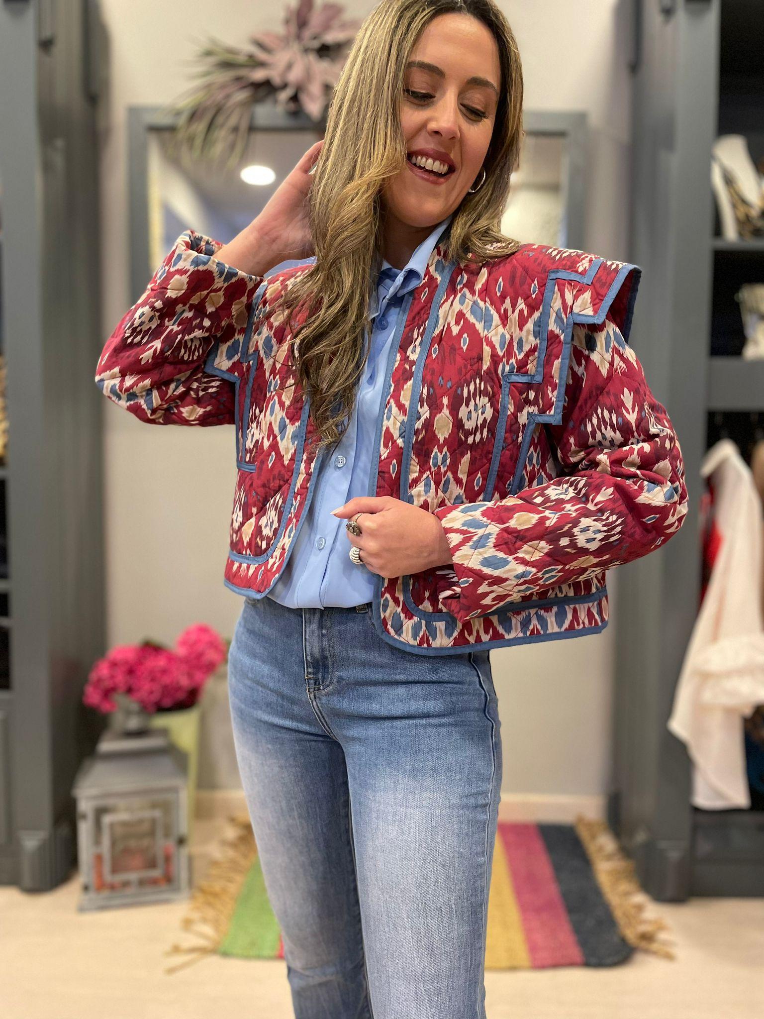 Chaqueta estampada en tonos granates con ribete en azul.