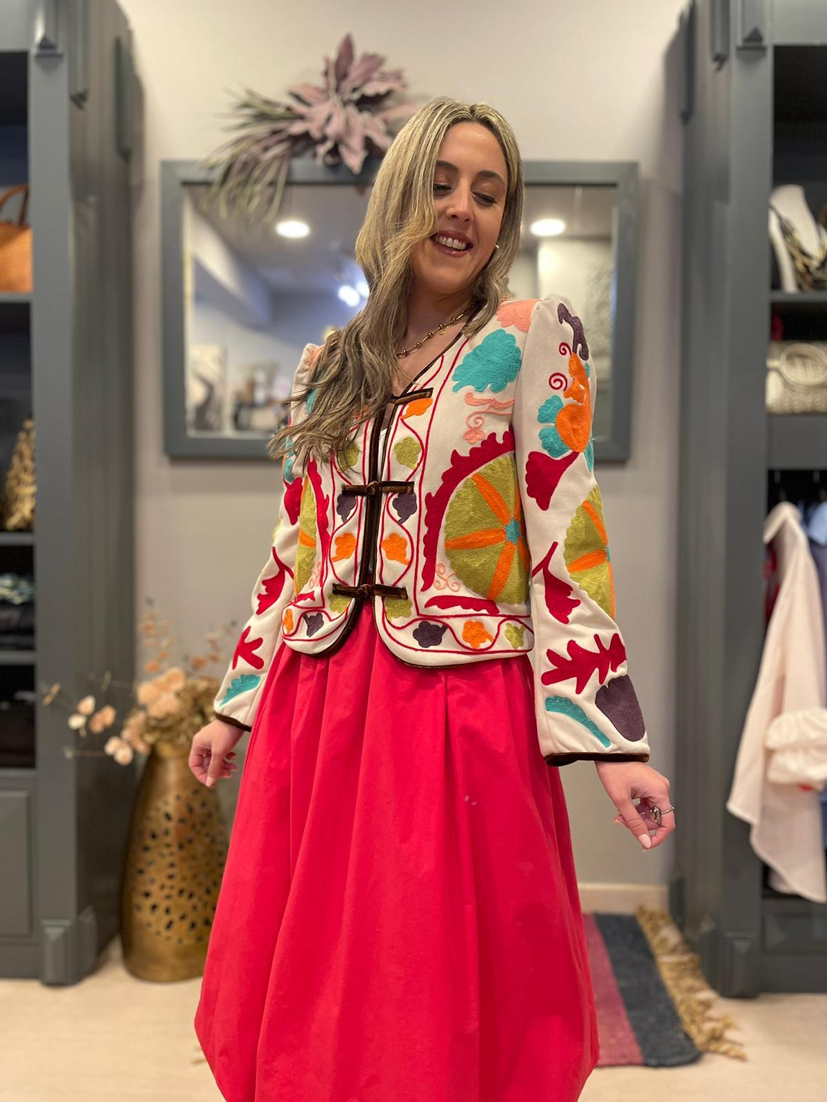 Chaqueta con bordado floral multicolor, tejido tipo antelina con ribetes en terciopelo.