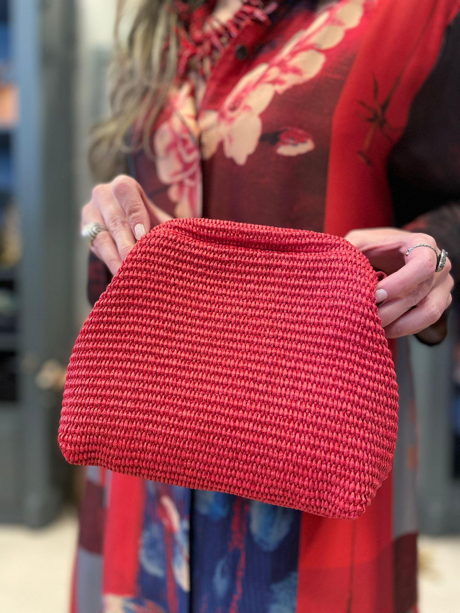 Bolso de rafia cierre imantado.