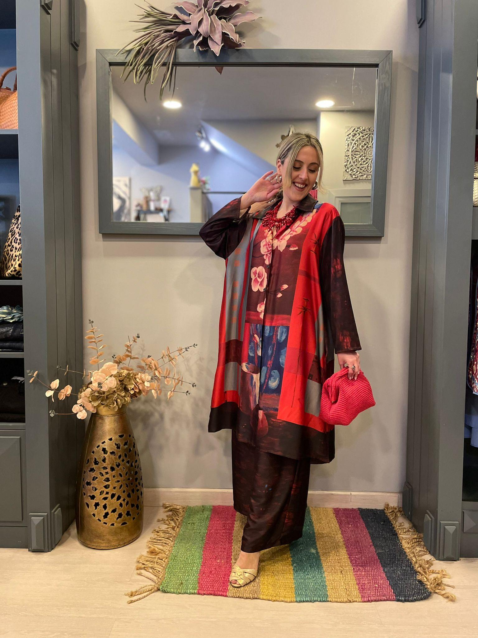 Conjunto compuesto por camisa oversize y pantalon ancho.