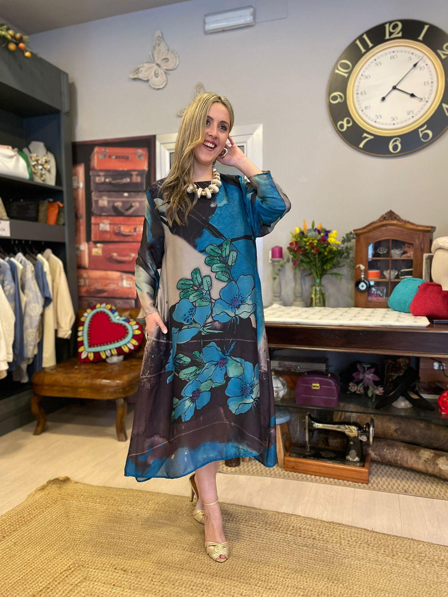 Vestido de seda estampado.