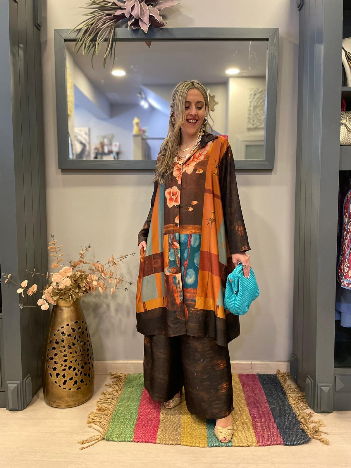 Conjunto compuesto por camisa oversize y pantalon ancho.