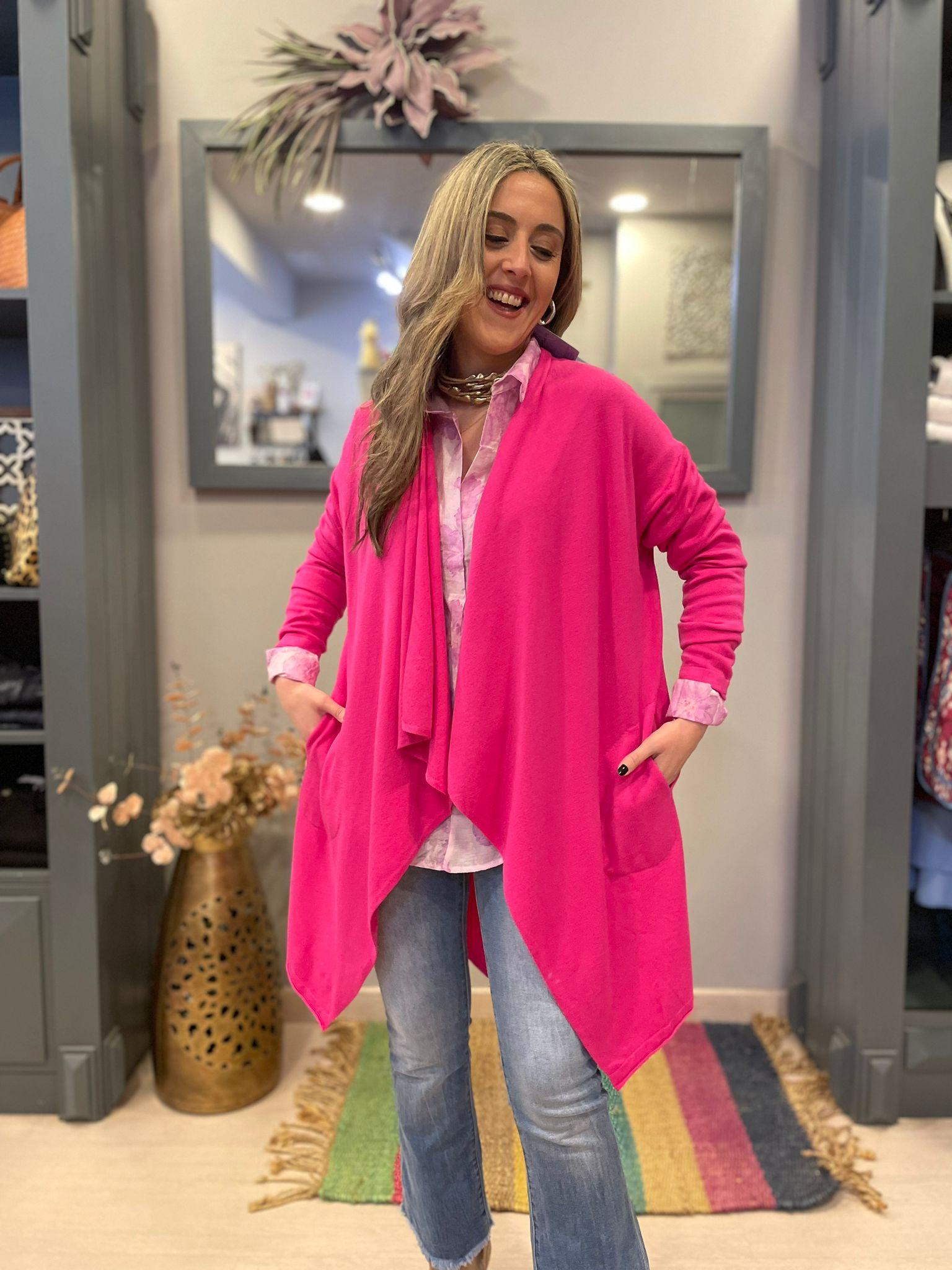 Chaqueta básica de punto corte asimétrico.