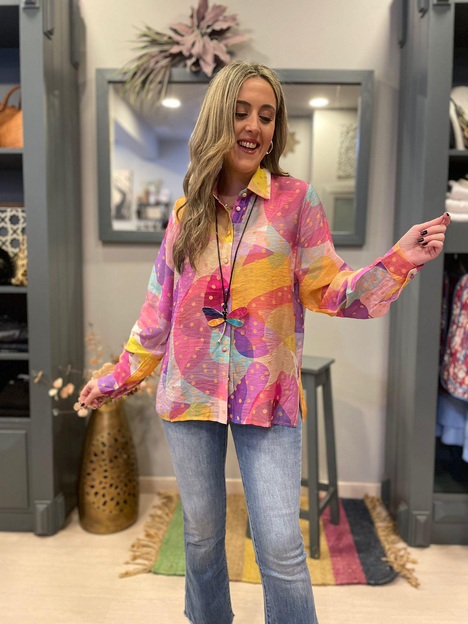 Camisa de gasa estampado de formas multicolor.