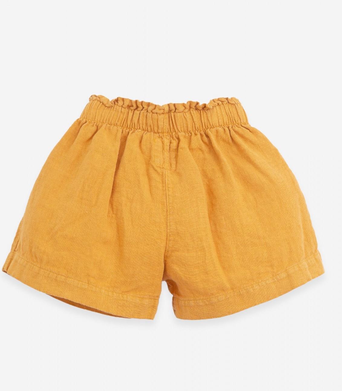 Pantalón corto de lino en color mostaza de Play Up