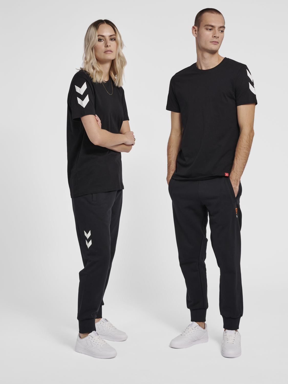 Camsieta Hummel Chevron Manga Corta Algodón Negro Hombre y Mujer