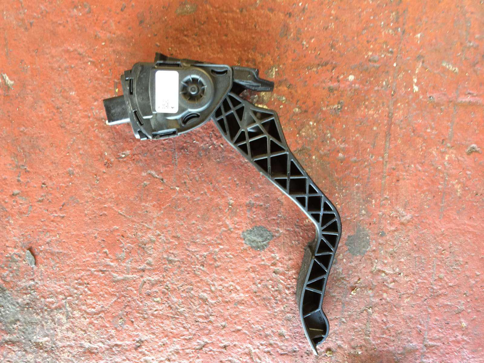 PEDAL DE ACELERADOR