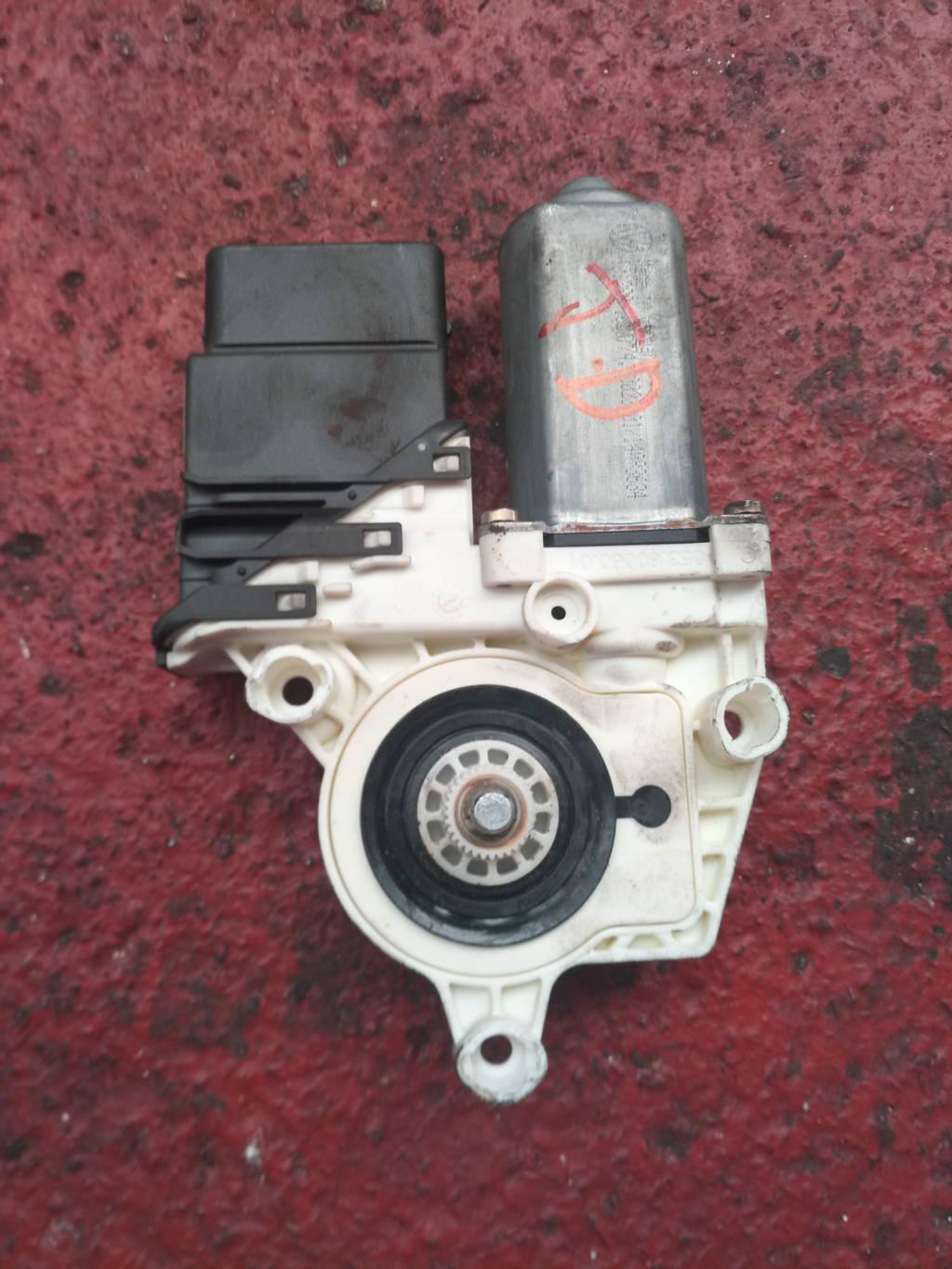  MOTOR ELEVALUNAS TR DCHO 