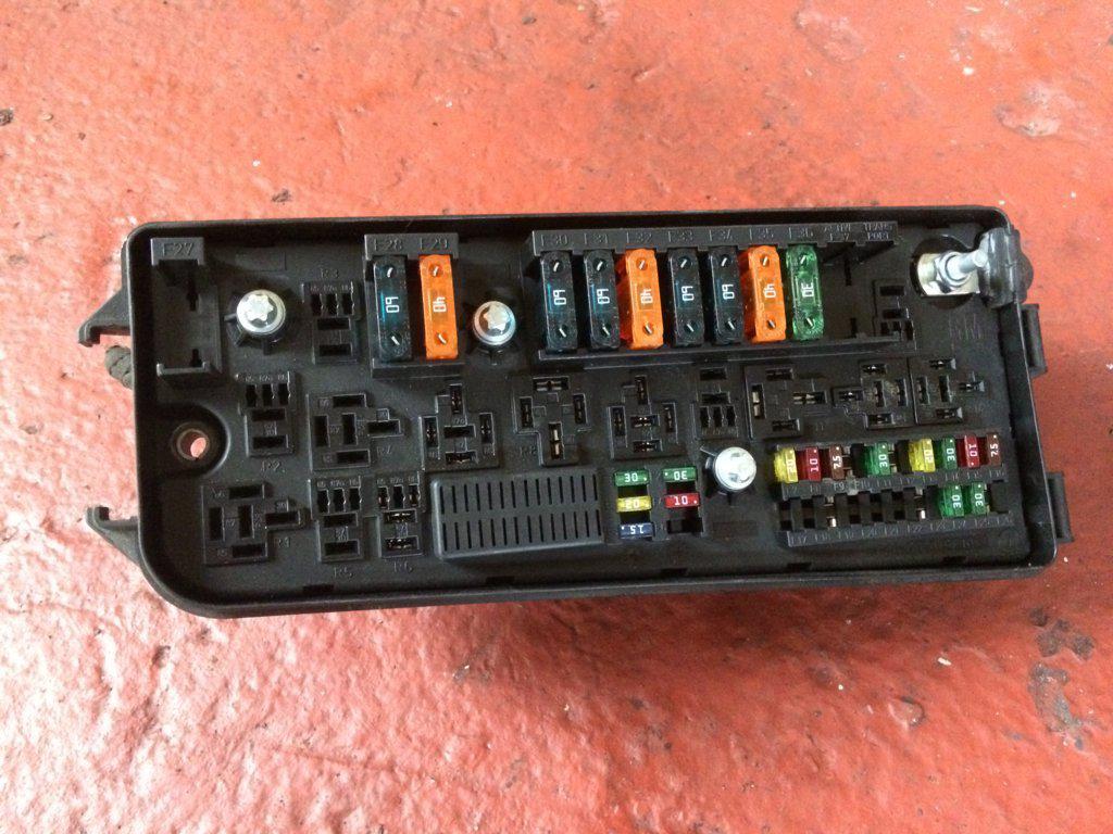 CAJA RELES MALETERO