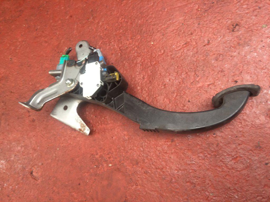  PEDAL EMBRAGUE 