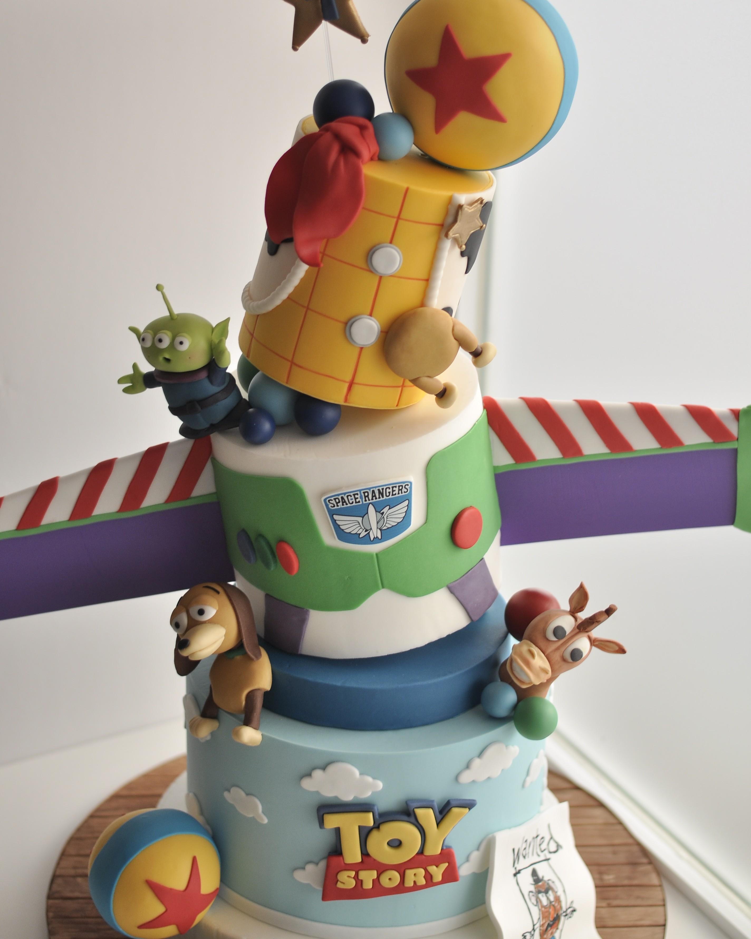 Tarta falsa Toy Story con estructura de Buzz Lightyear y personajes modelados
