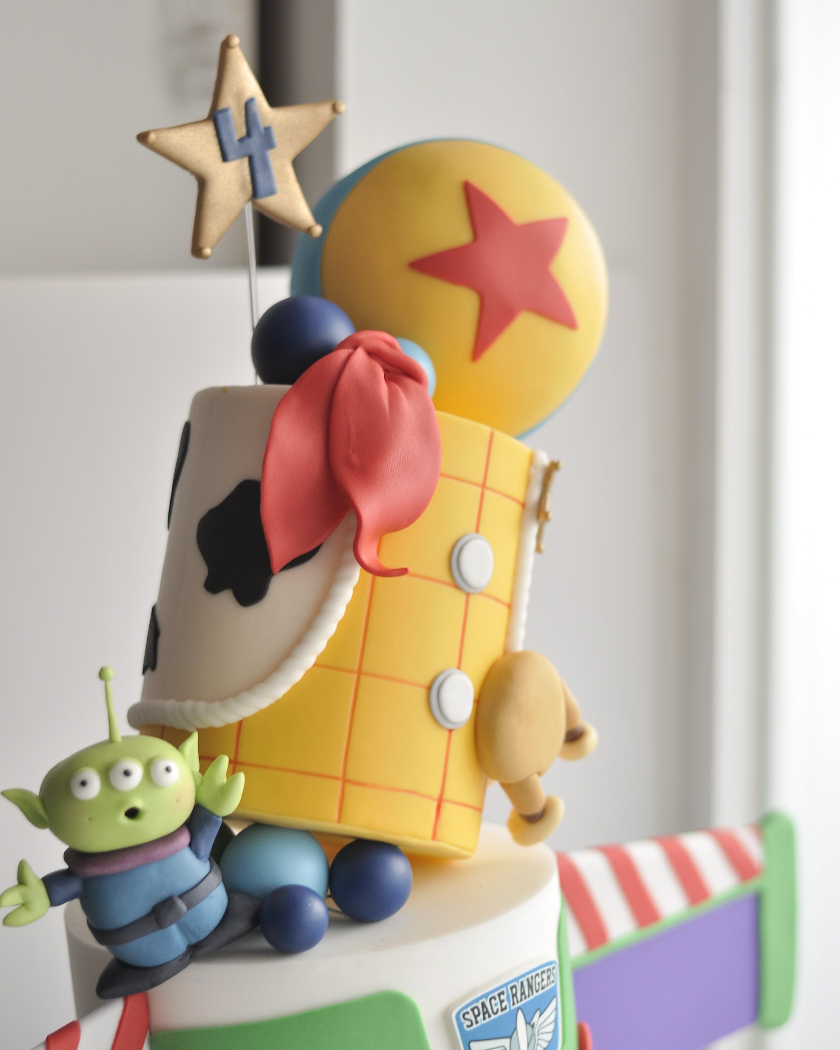 Personajes Toy Story modelados en pasta de azúcar para decorar una tarta
