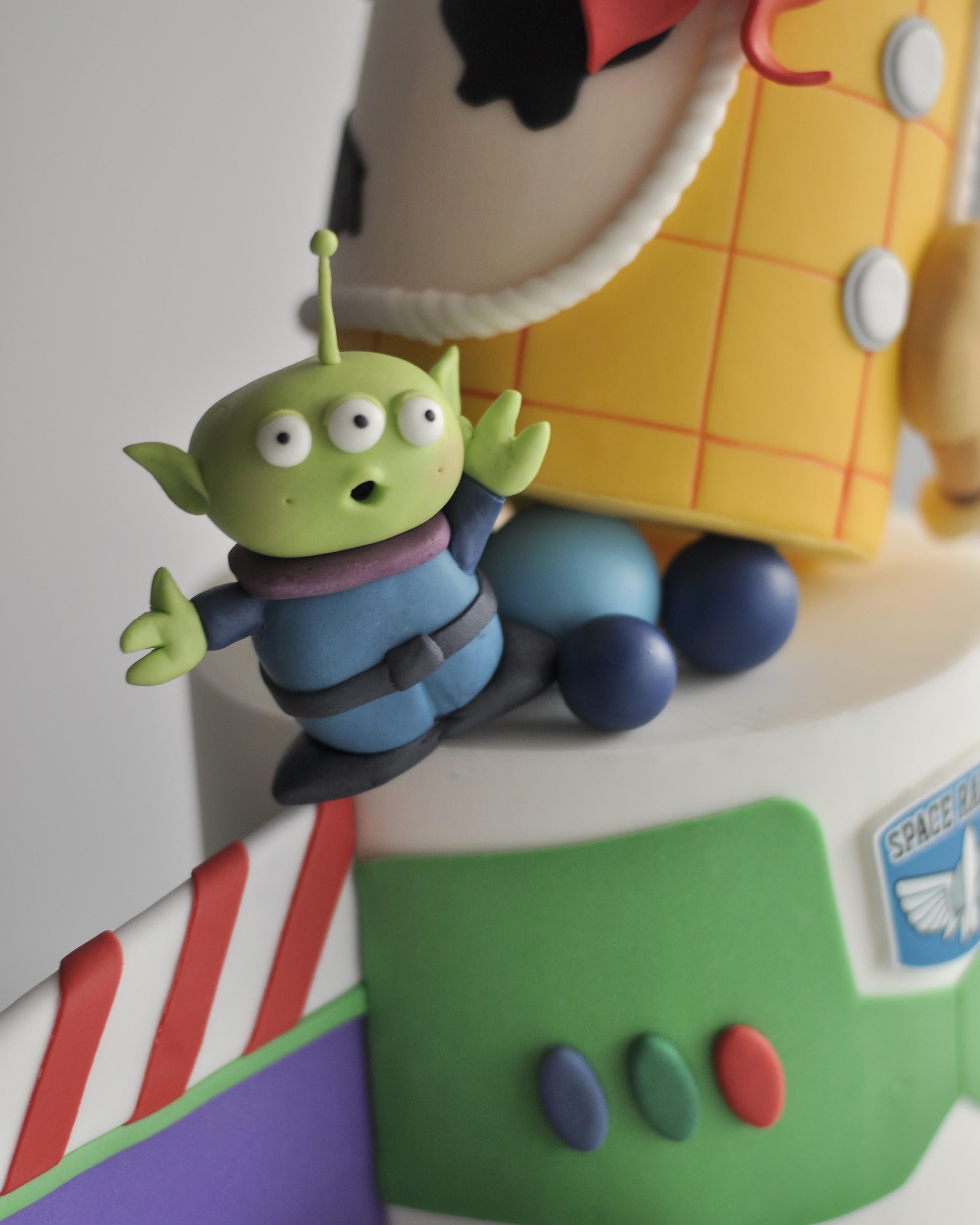 Personajes Toy Story modelados en pasta de azúcar para decorar una tarta